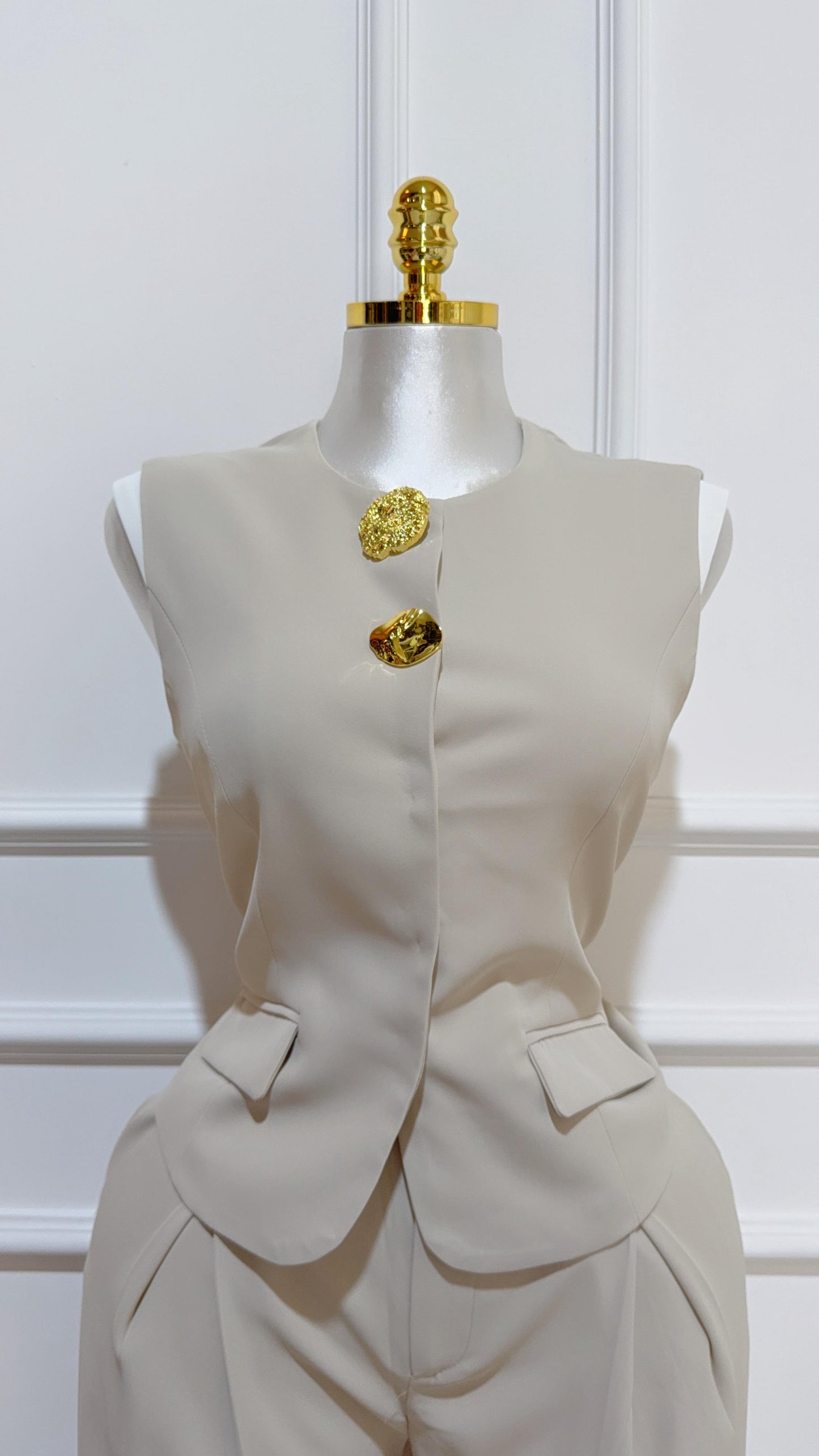 Set Chaleco Boton Dorado Beige