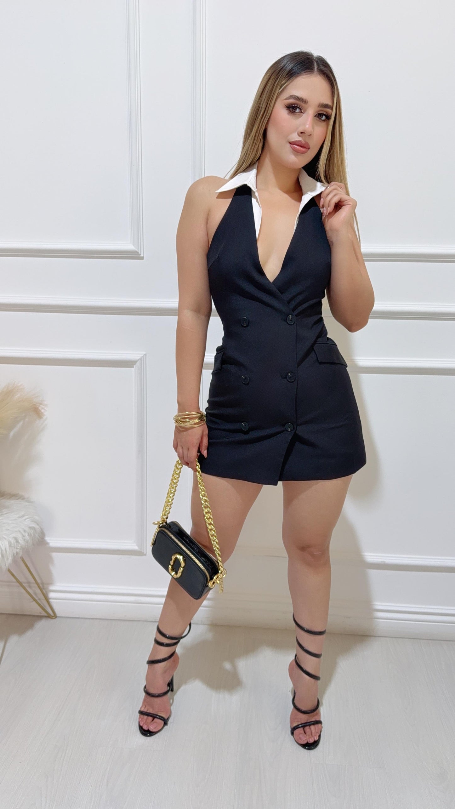 Vestido Corto Negro Cuello Blanco