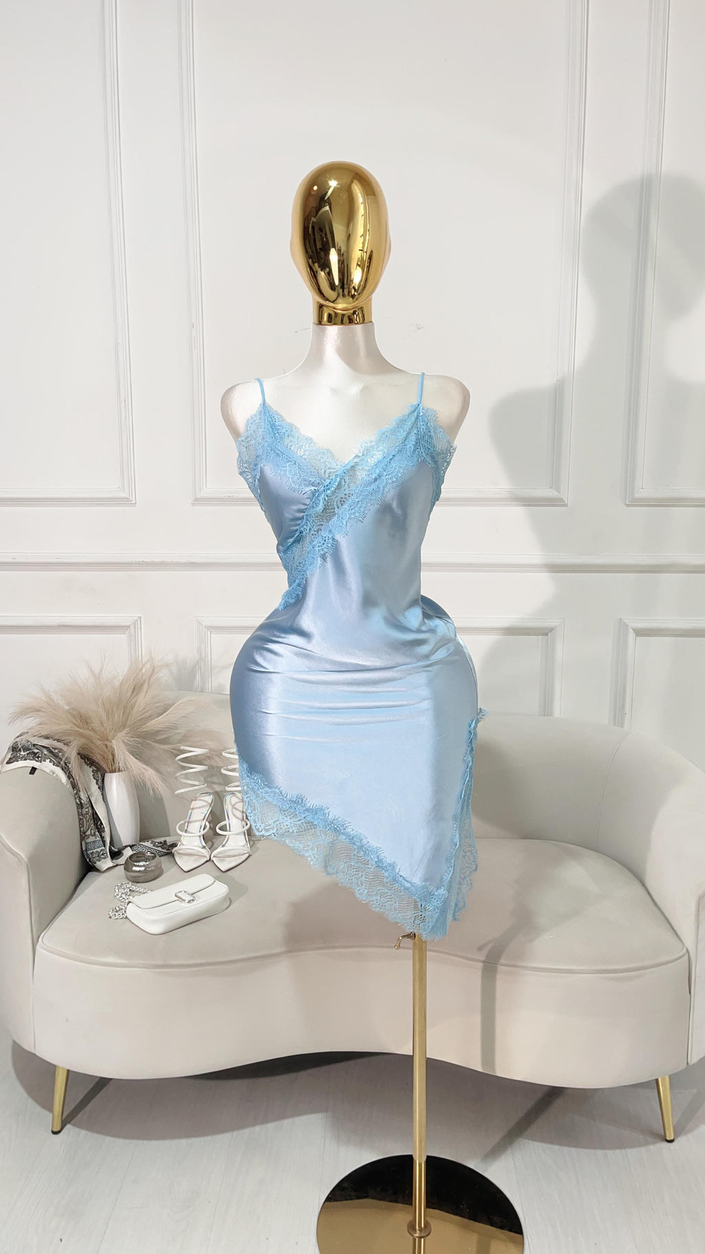 VESTIDO SATIN ENCAJE ASIMETRICO AZUL