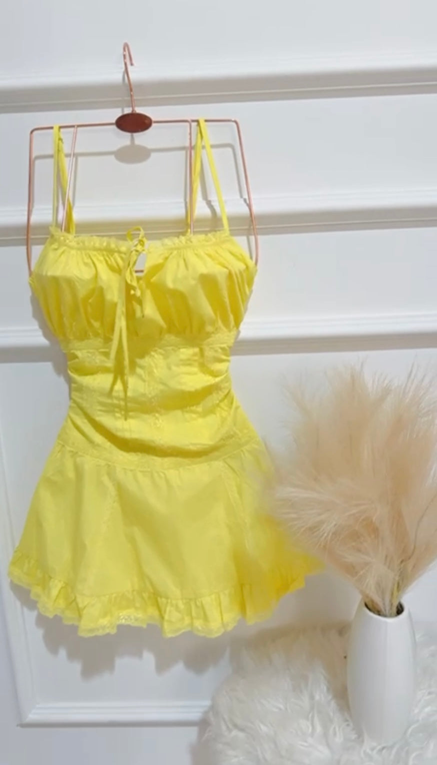 Vestido Corto Detalles Encaje Amarillo