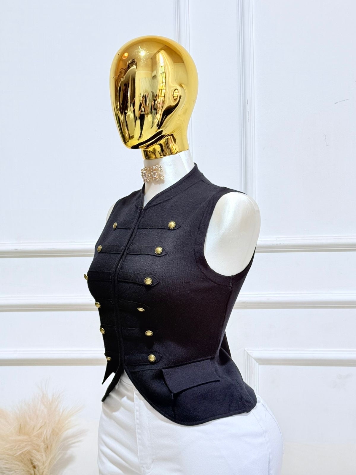 BLUSA NEGRA DETALLE DORADO