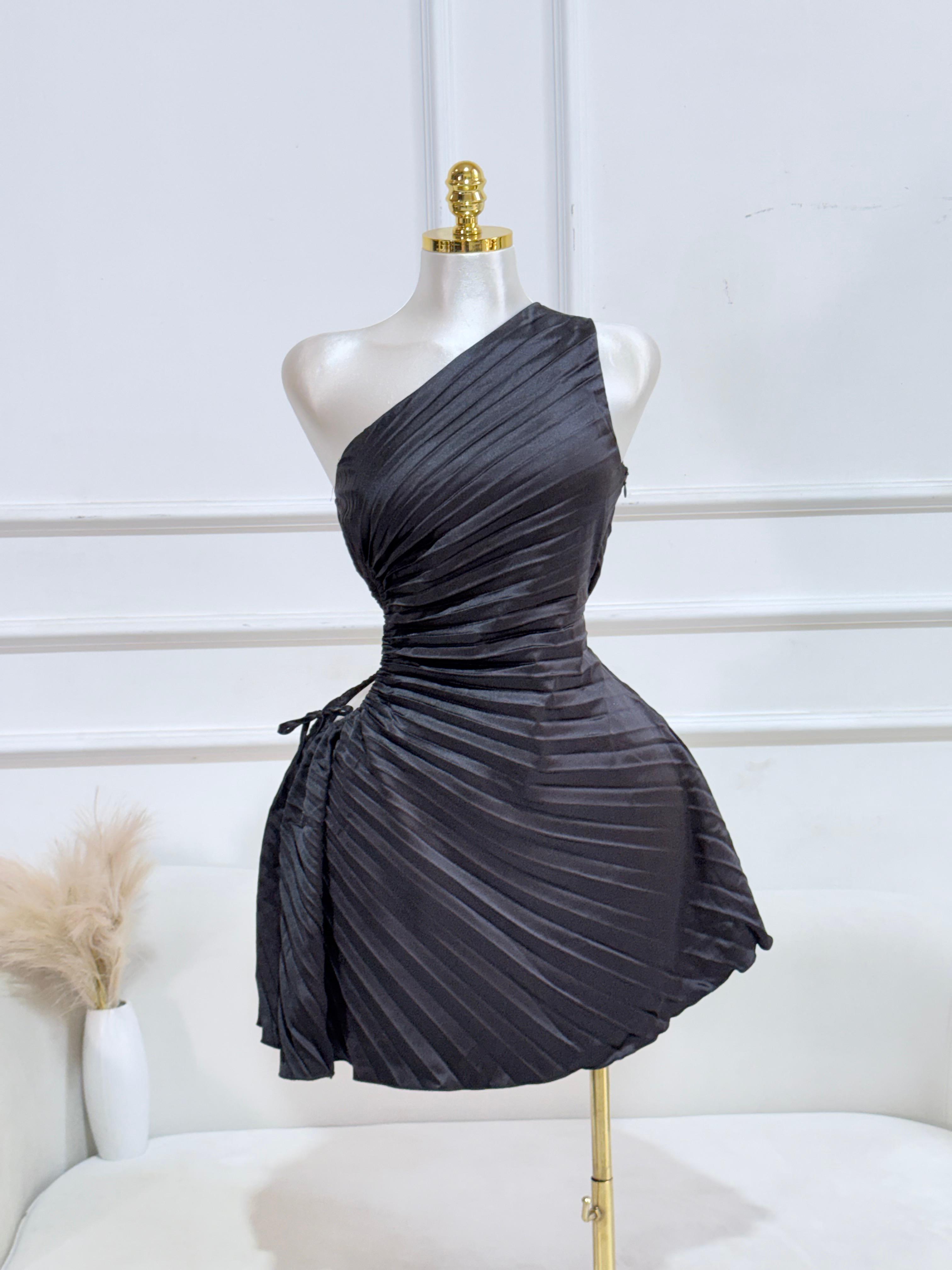 VESTIDO CORTO PLIZADO NEGRO