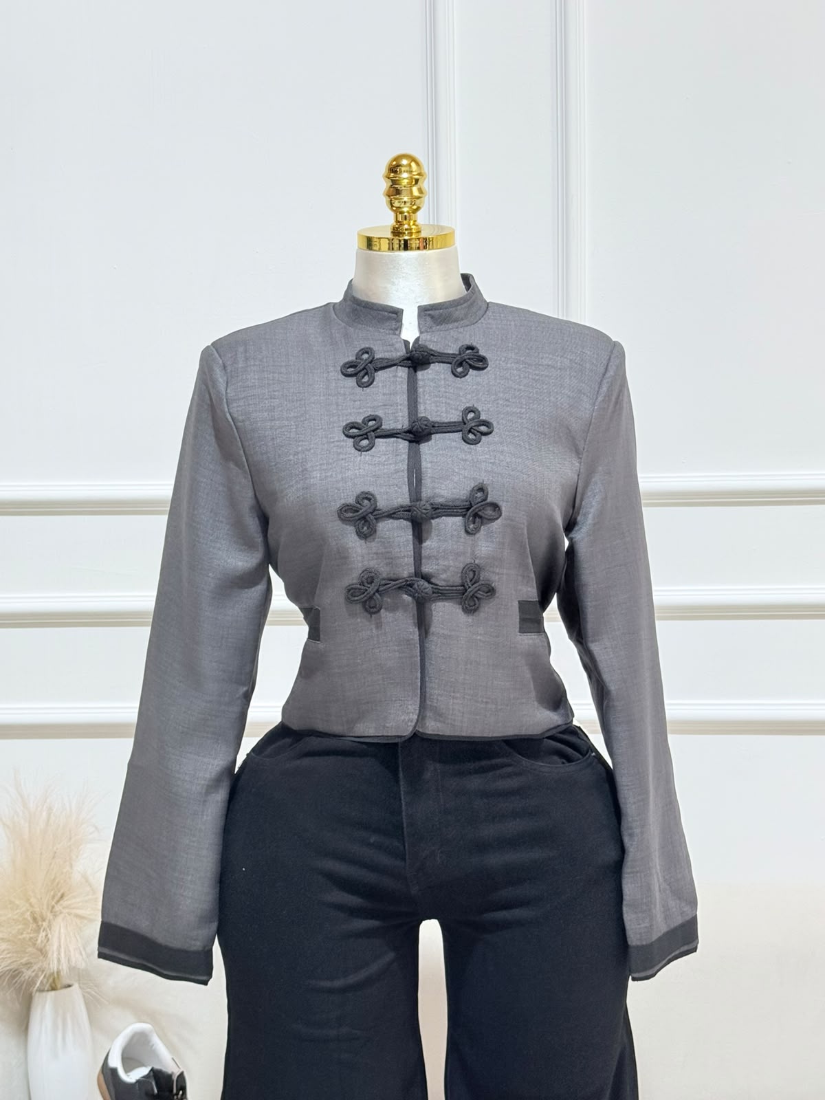 BLUSA GRIS MANGA LARGA DETALLE NEGRO