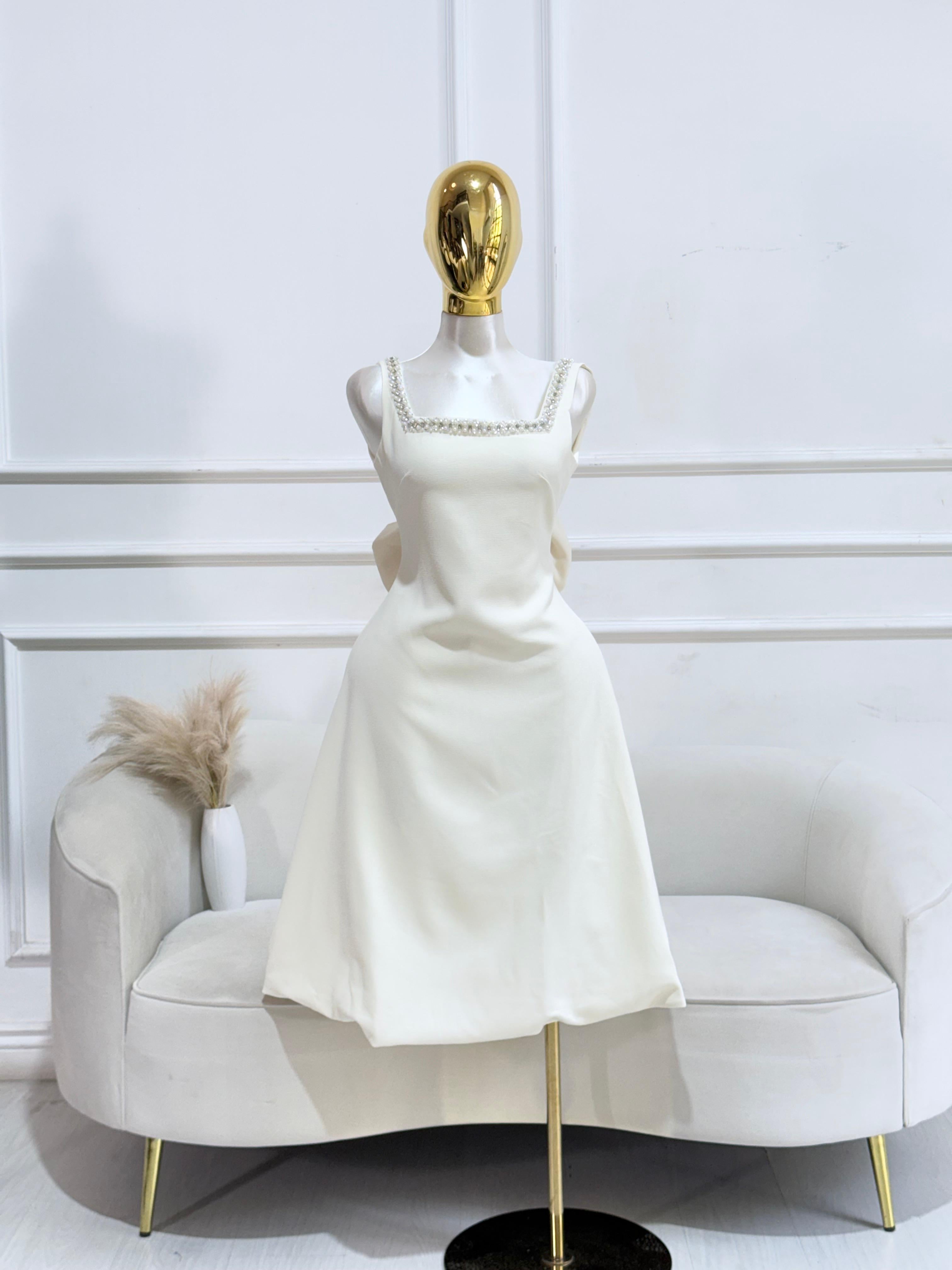 VESTIDO BEIGE LARGO CON BOLITAS