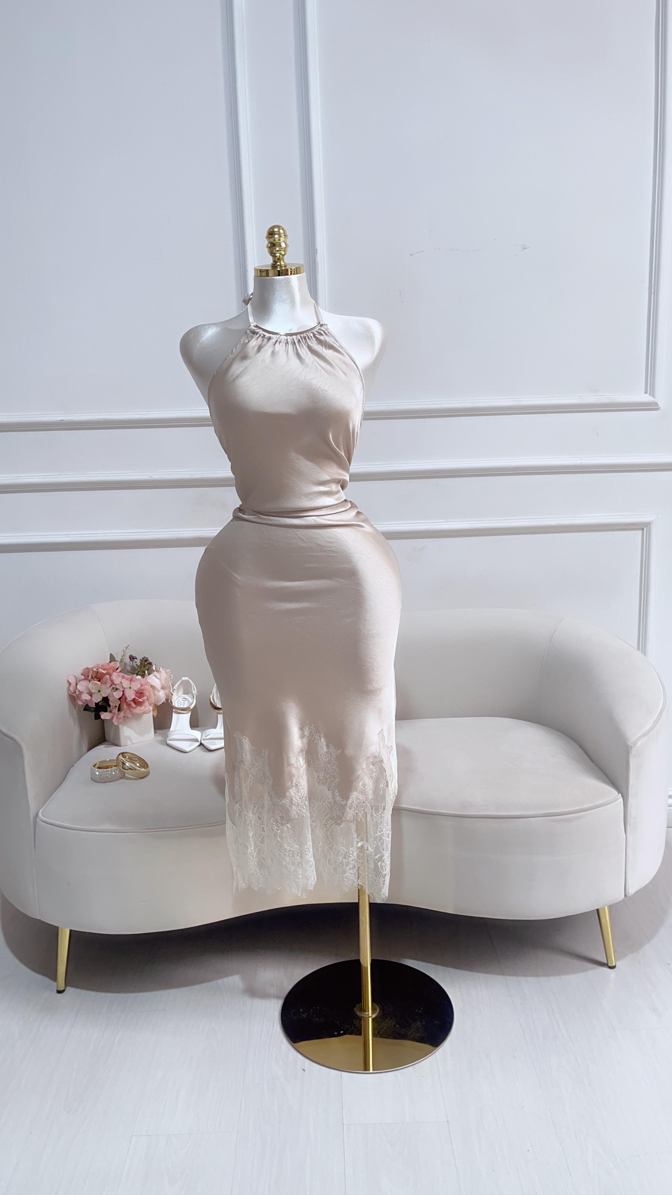 VESTIDO BEIGE LARGO SATIN CUELLO HALTER