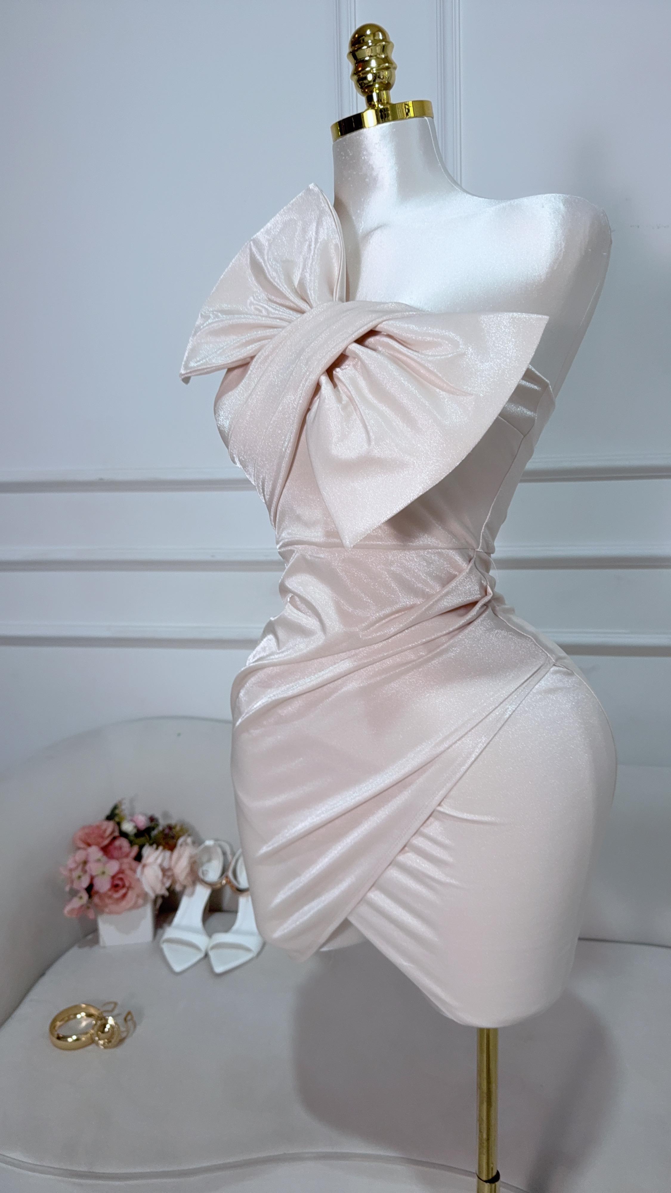 VESTIDO CORTO LAZO DELANTERO CREAM