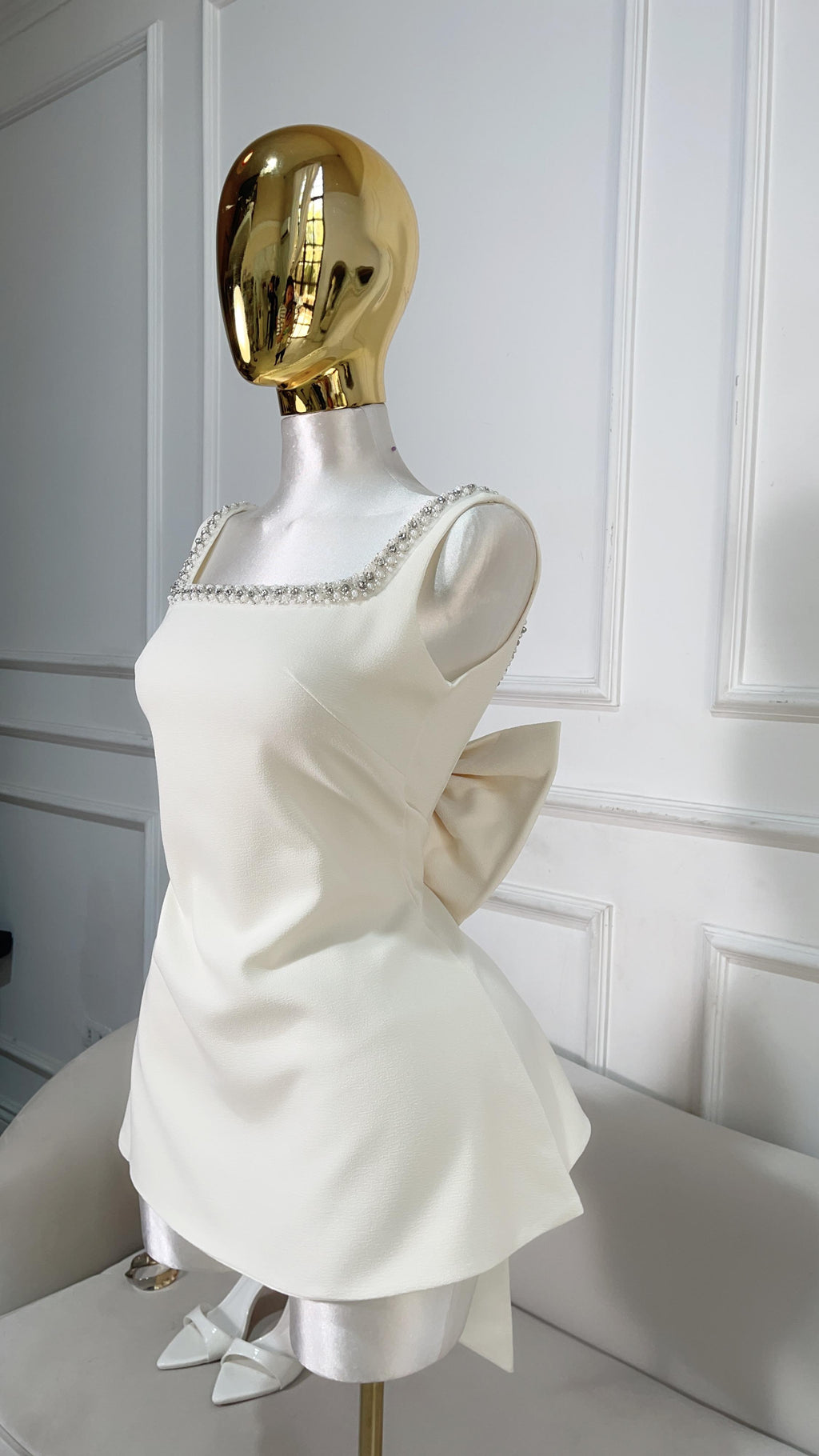 VESTIDO BEIGE CORTO CON BOLITAS