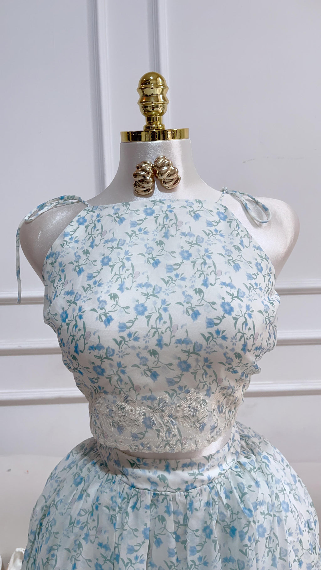 CONJUNTO AZUL FALDA LARGA ORILLA BORDADA