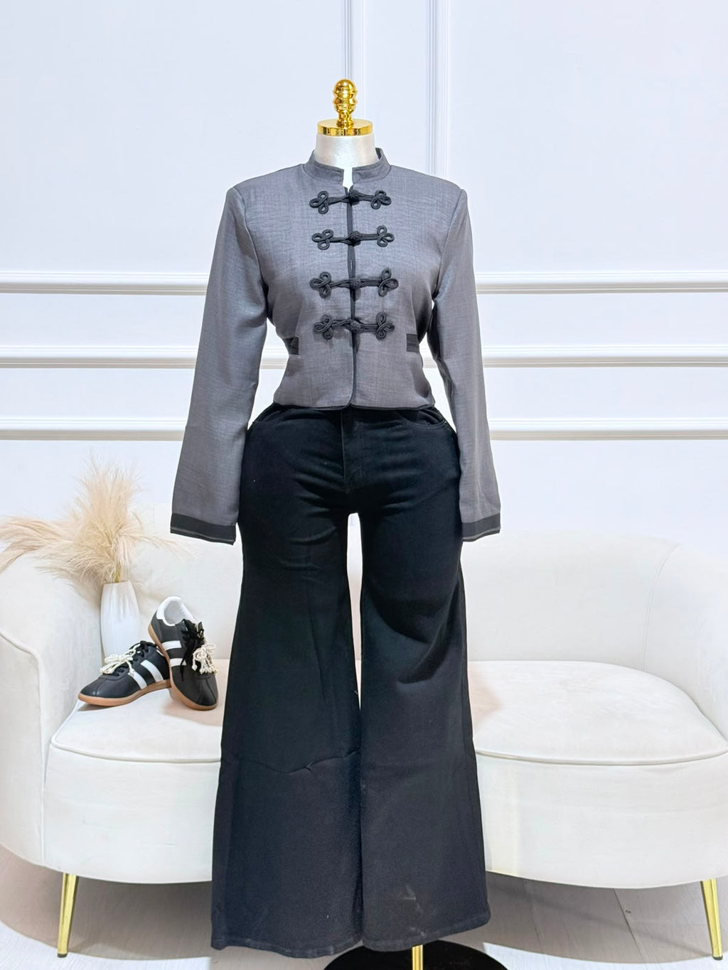 BLUSA GRIS MANGA LARGA DETALLE NEGRO