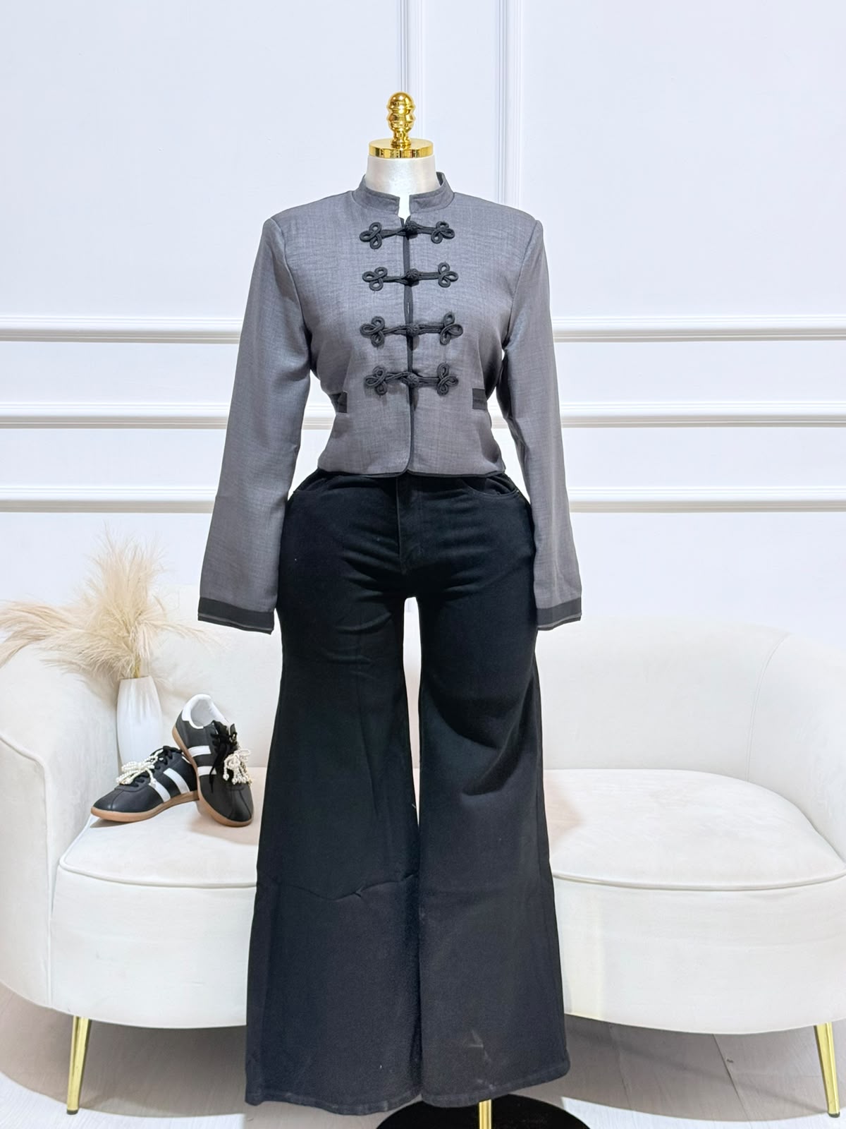 BLUSA GRIS MANGA LARGA DETALLE NEGRO