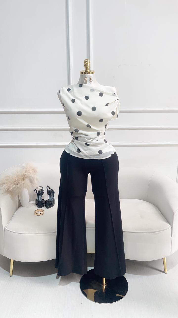 BLUSA BLANCA LUNARES CUELLO OJAL