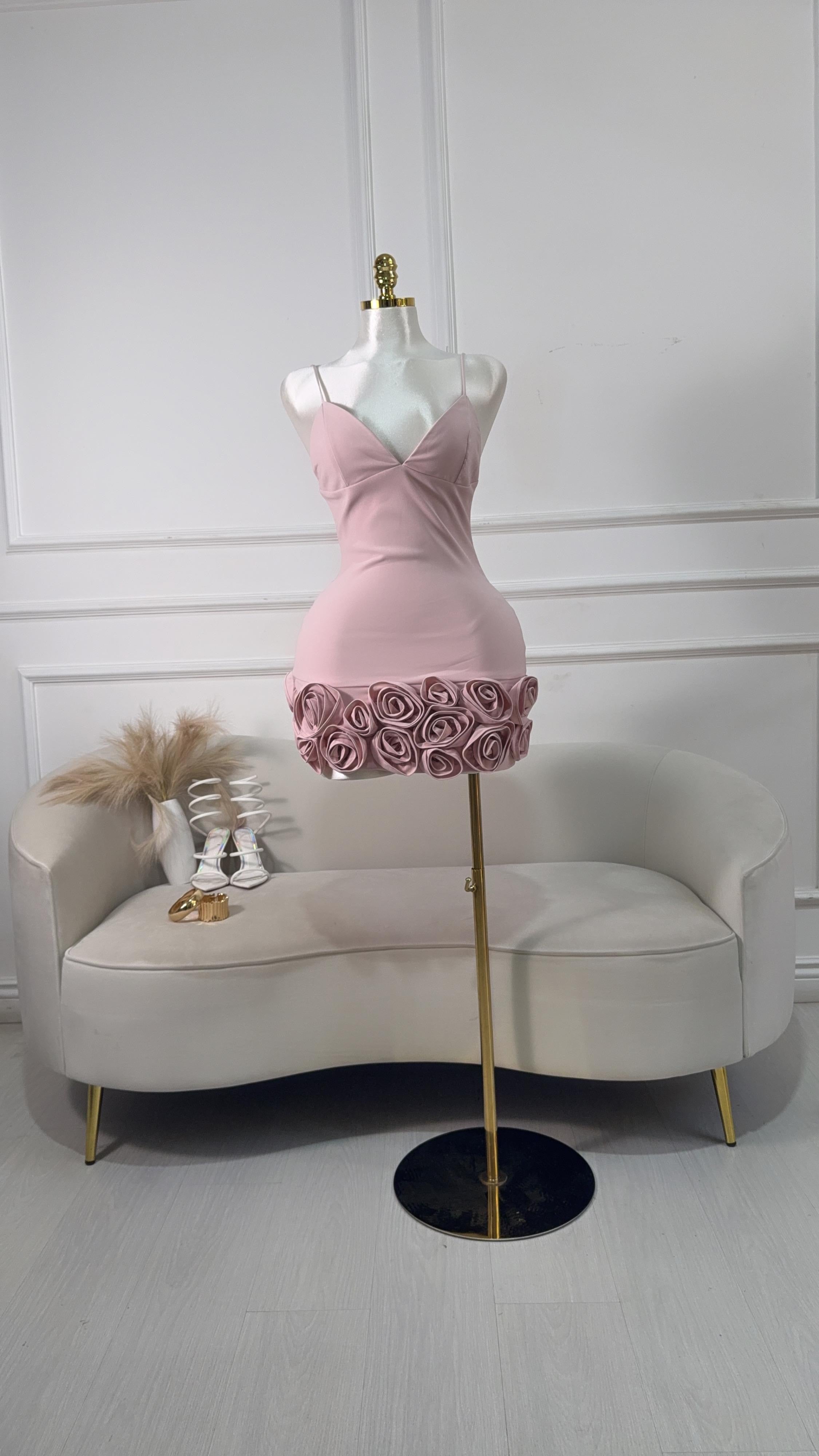 VESTIDO ROSA CORTO CON FLORES
