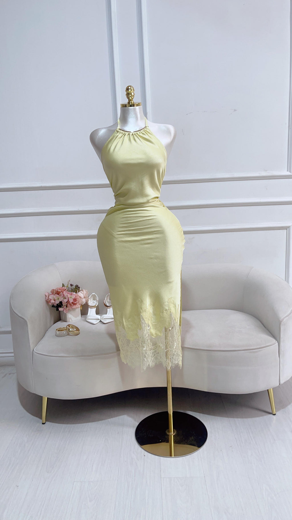 VESTIDO AMARILLO LARGO SATIN CUELLO