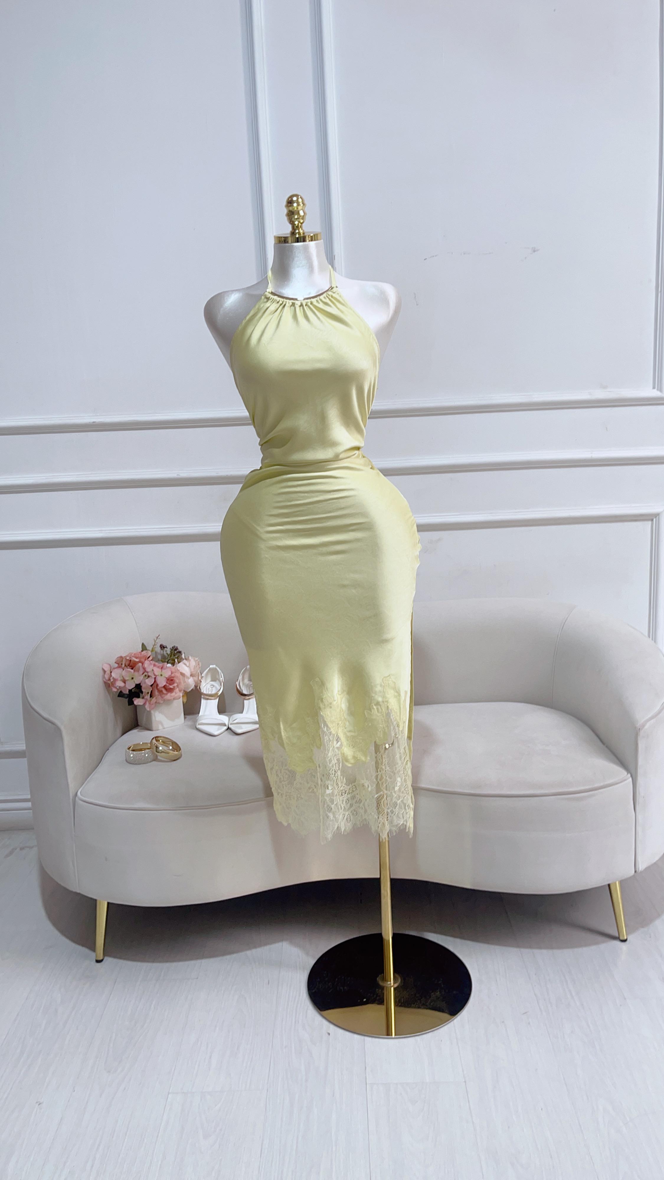 VESTIDO AMARILLO LARGO SATIN CUELLO