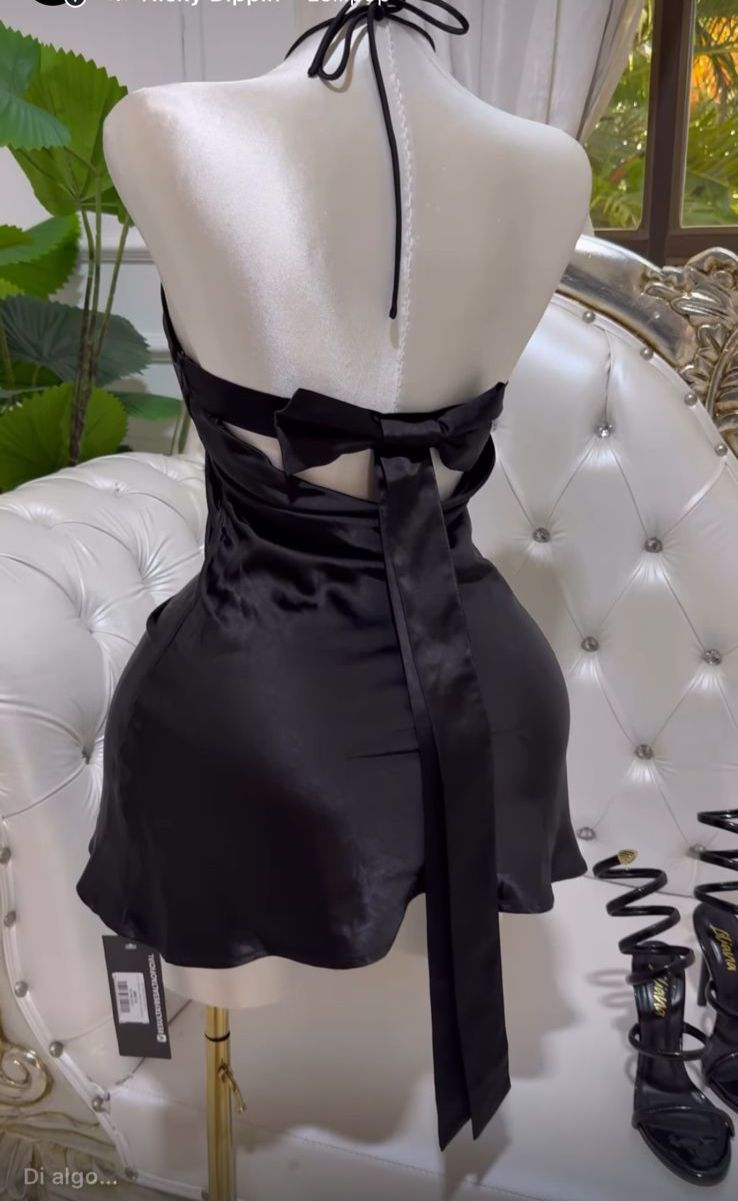 Vestido Corto Negro Detalle Lazo