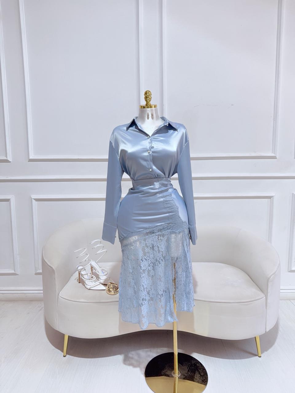 CONJUNTO AZUL FALDA LARGA SATINADA CON ENCAJE