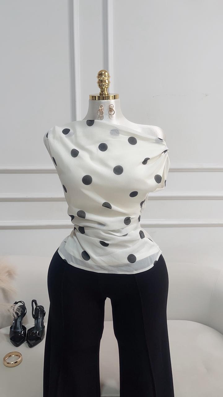 BLUSA BLANCA LUNARES CUELLO OJAL