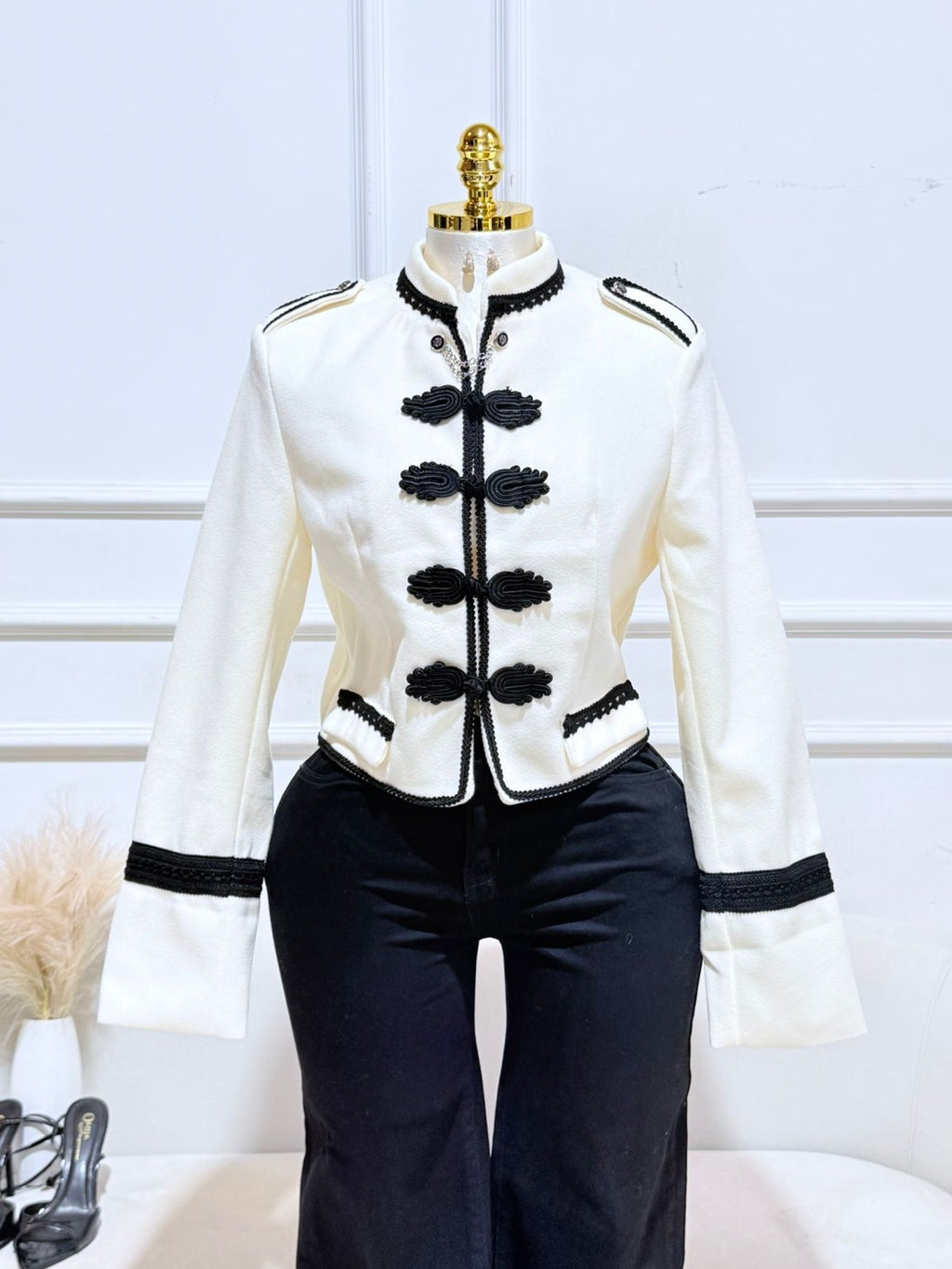SACO BLANCO DETALLES NEGRO