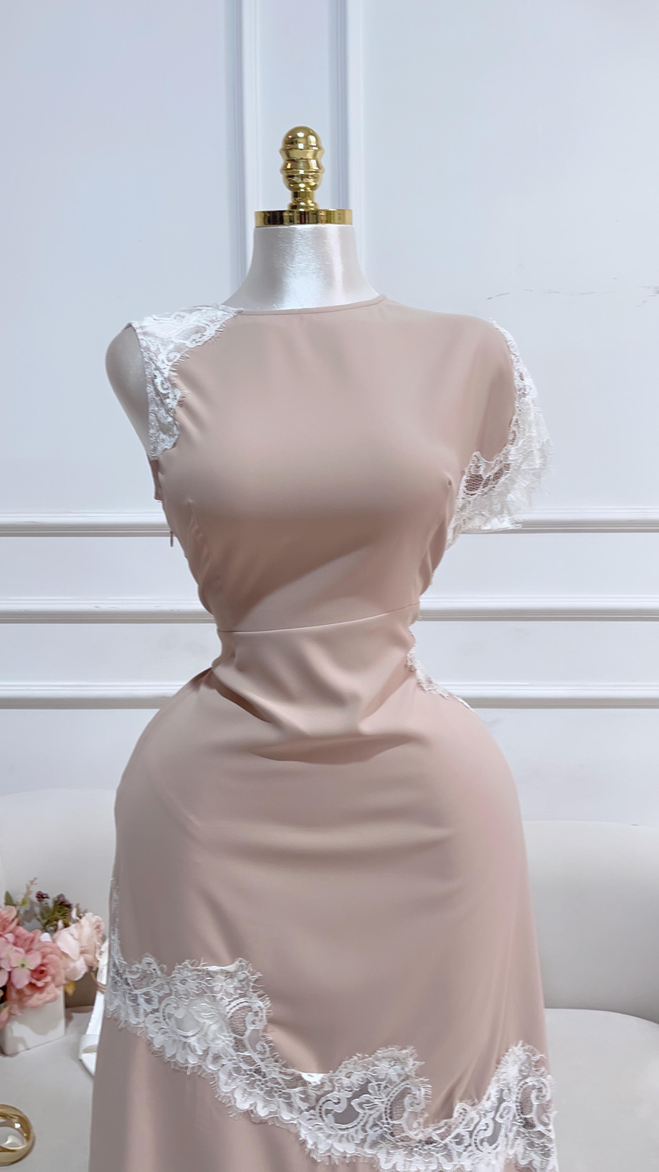 VESTIDO BEIGE CLARO LARGO CON ENCAJE BLANCO