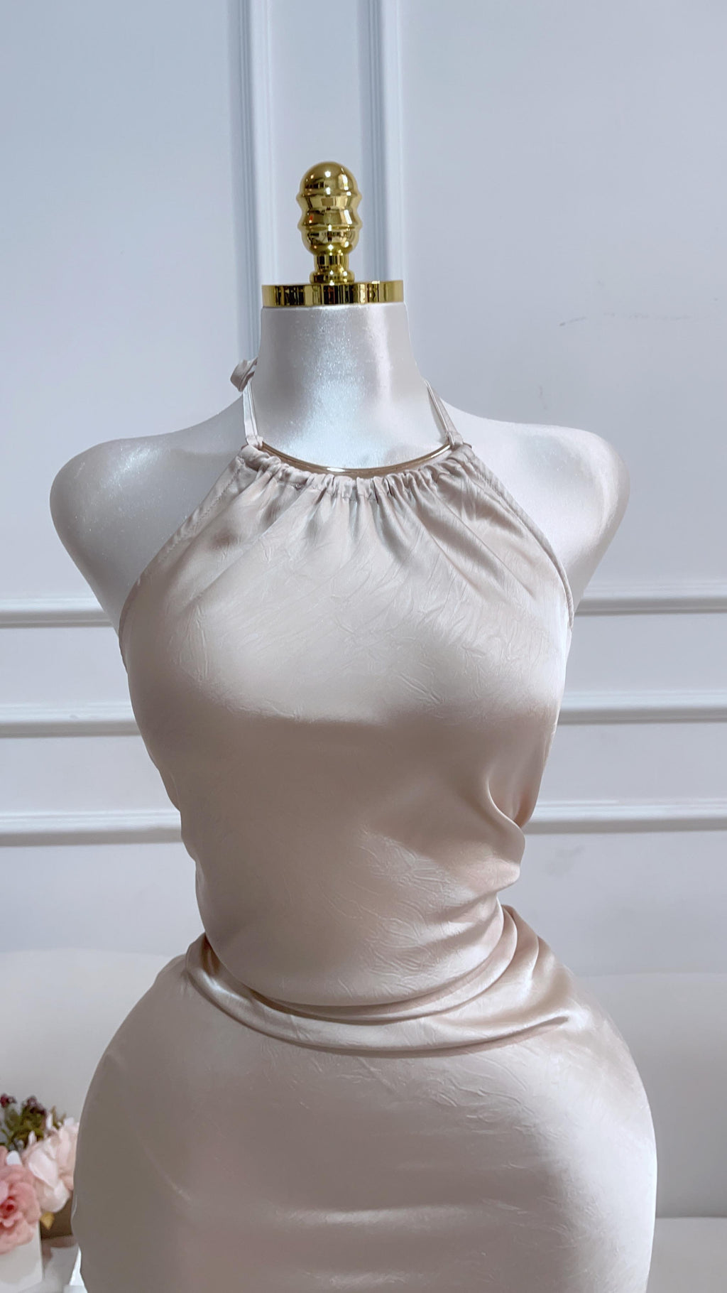 VESTIDO BEIGE LARGO SATIN CUELLO HALTER