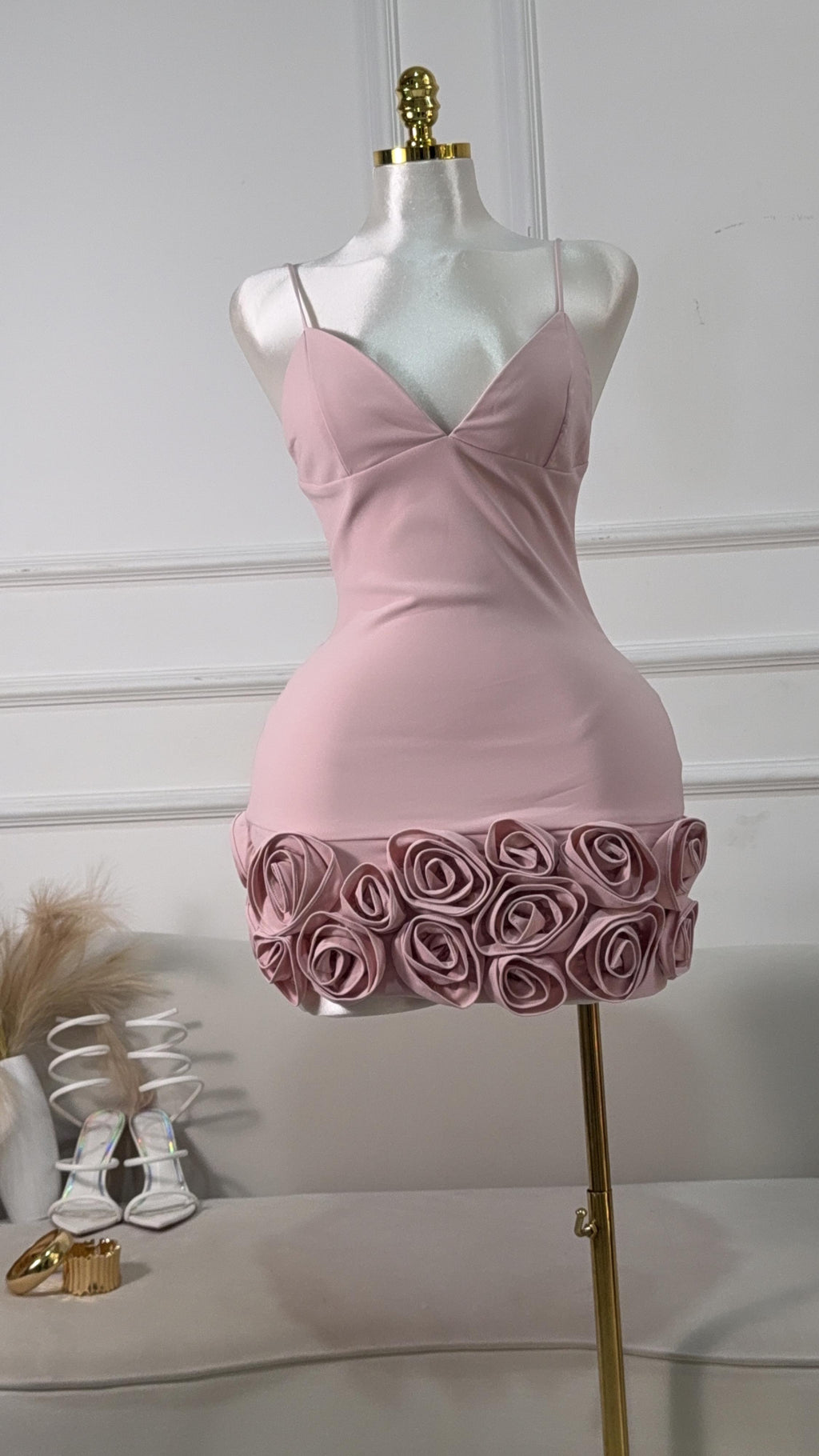 VESTIDO ROSA CORTO CON FLORES