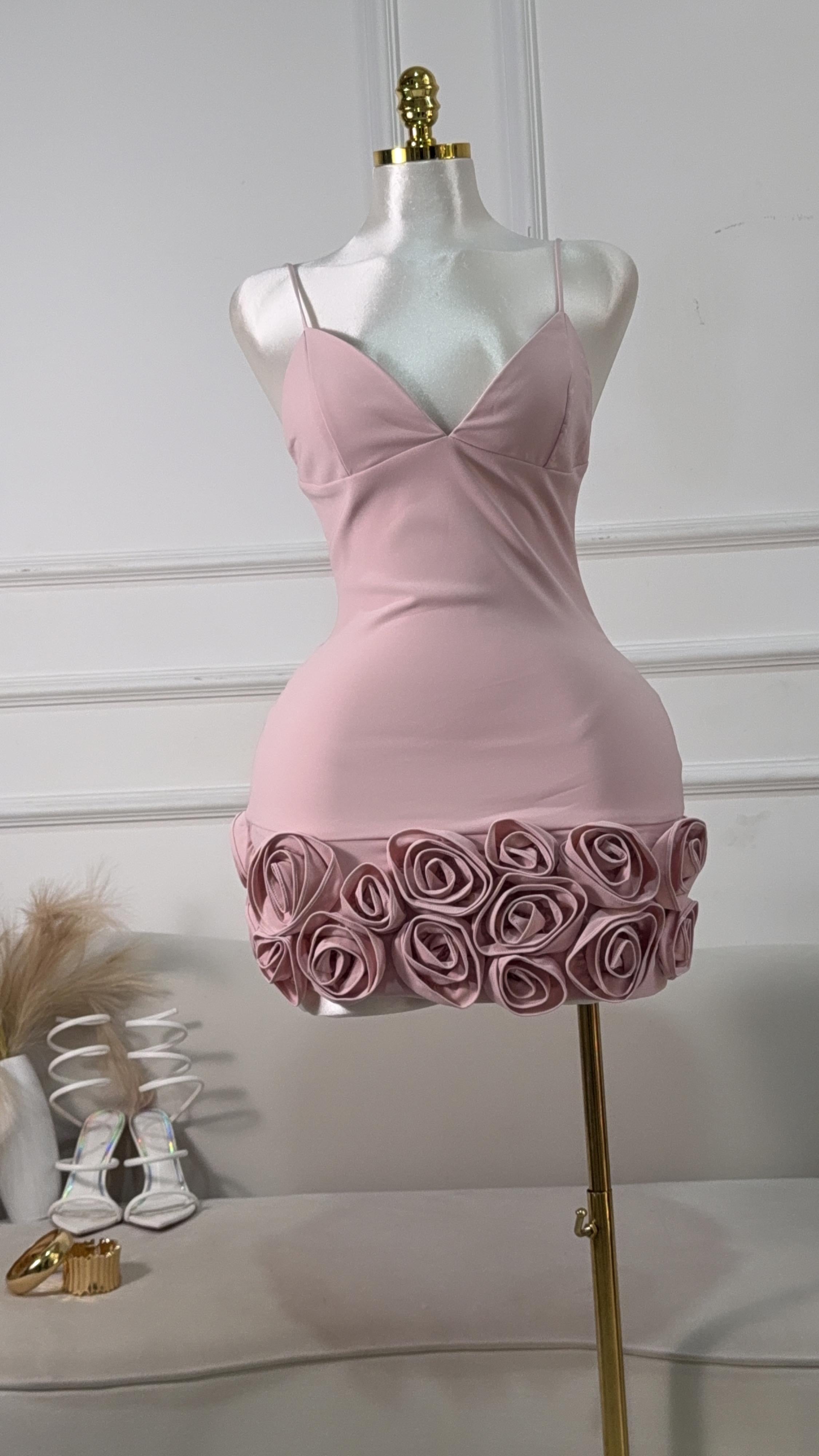 VESTIDO ROSA CORTO CON FLORES