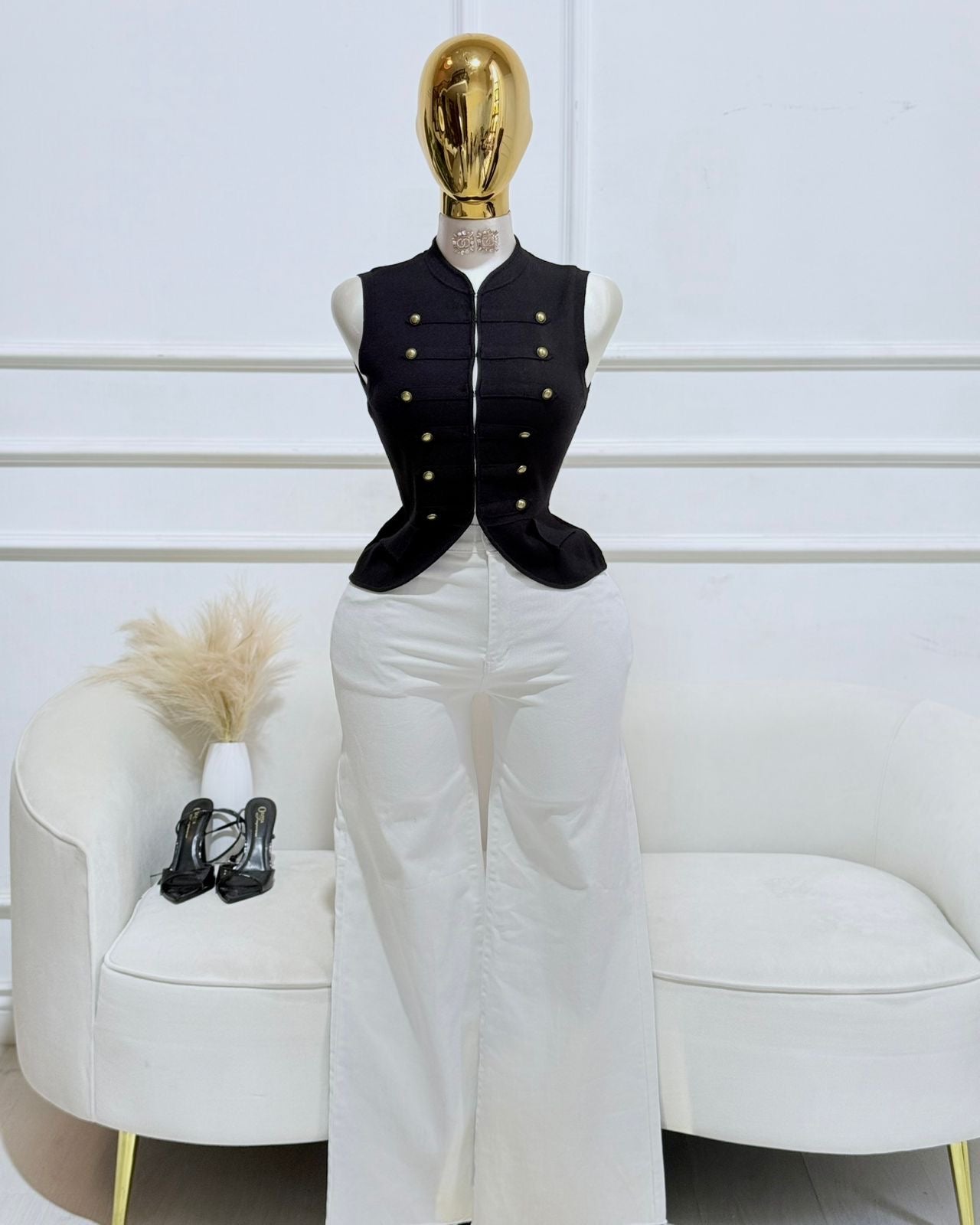 BLUSA NEGRA DETALLE DORADO