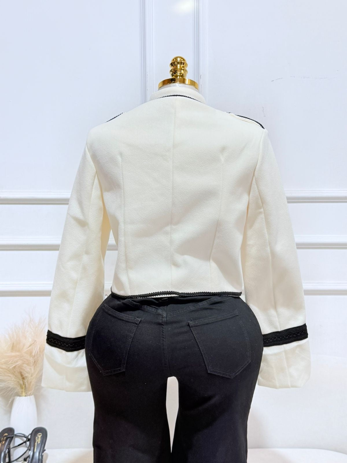 SACO BLANCO DETALLES NEGRO