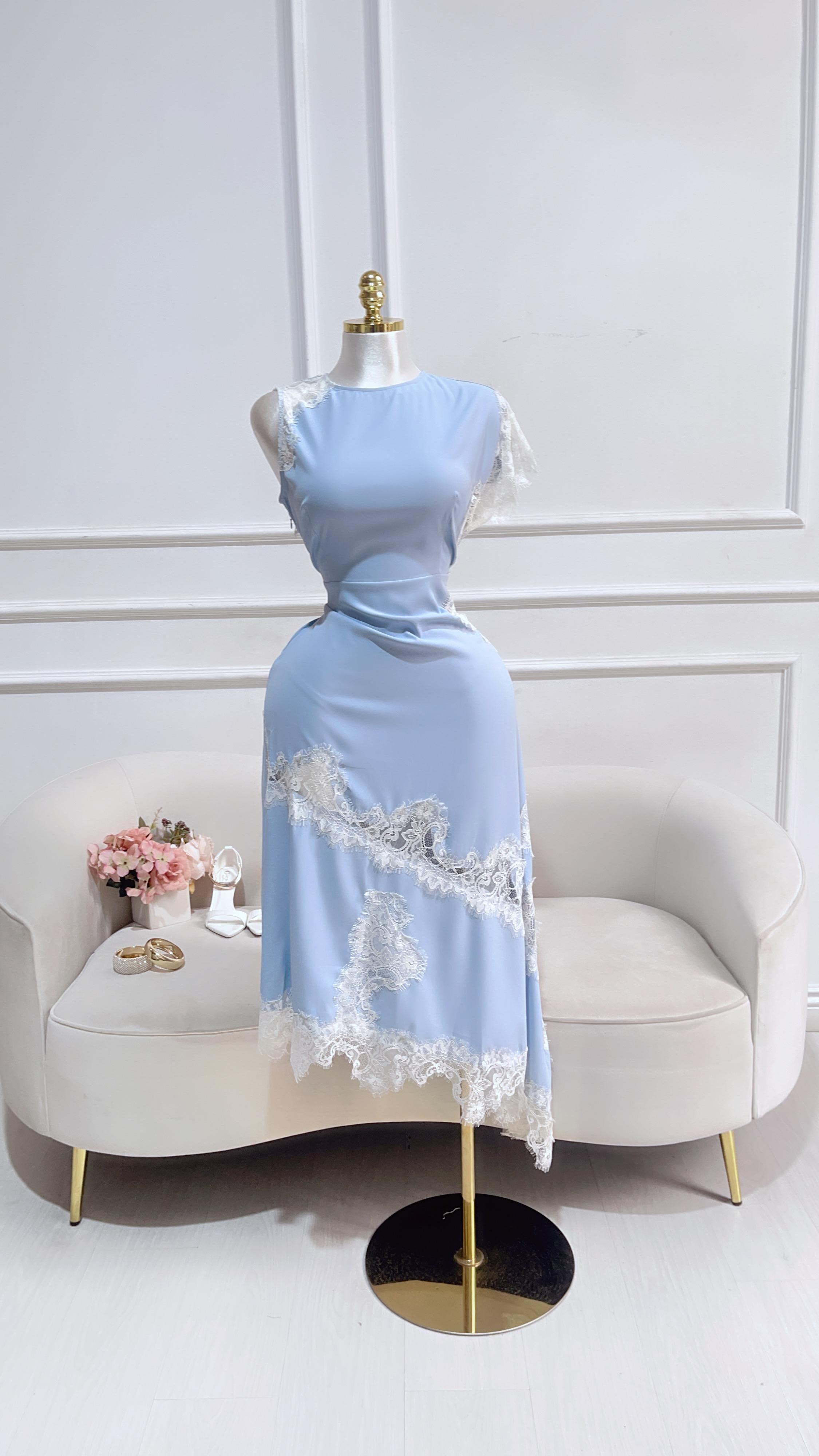 VESTIDO AZUL CLARO LARGO CON ENCAJE