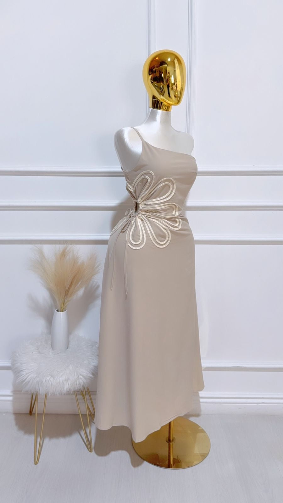 Vestido largo abertura bordado beige