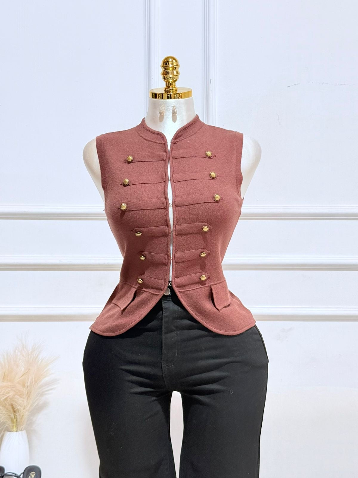 BLUSA CAFÉ DETALLES DORADOS