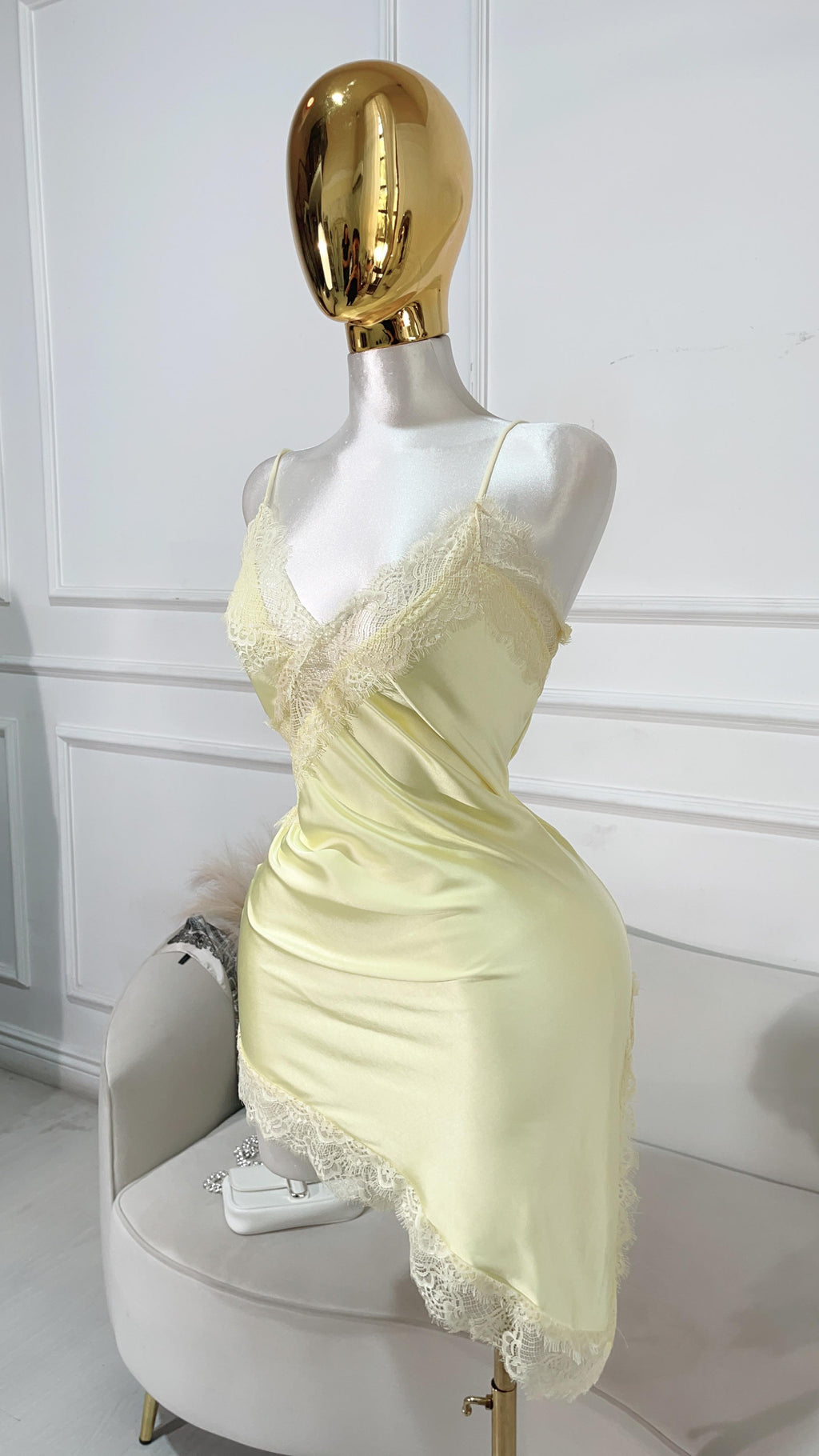 VESTIDO SATIN ENCAJE ASIMETRICO AMARILLO