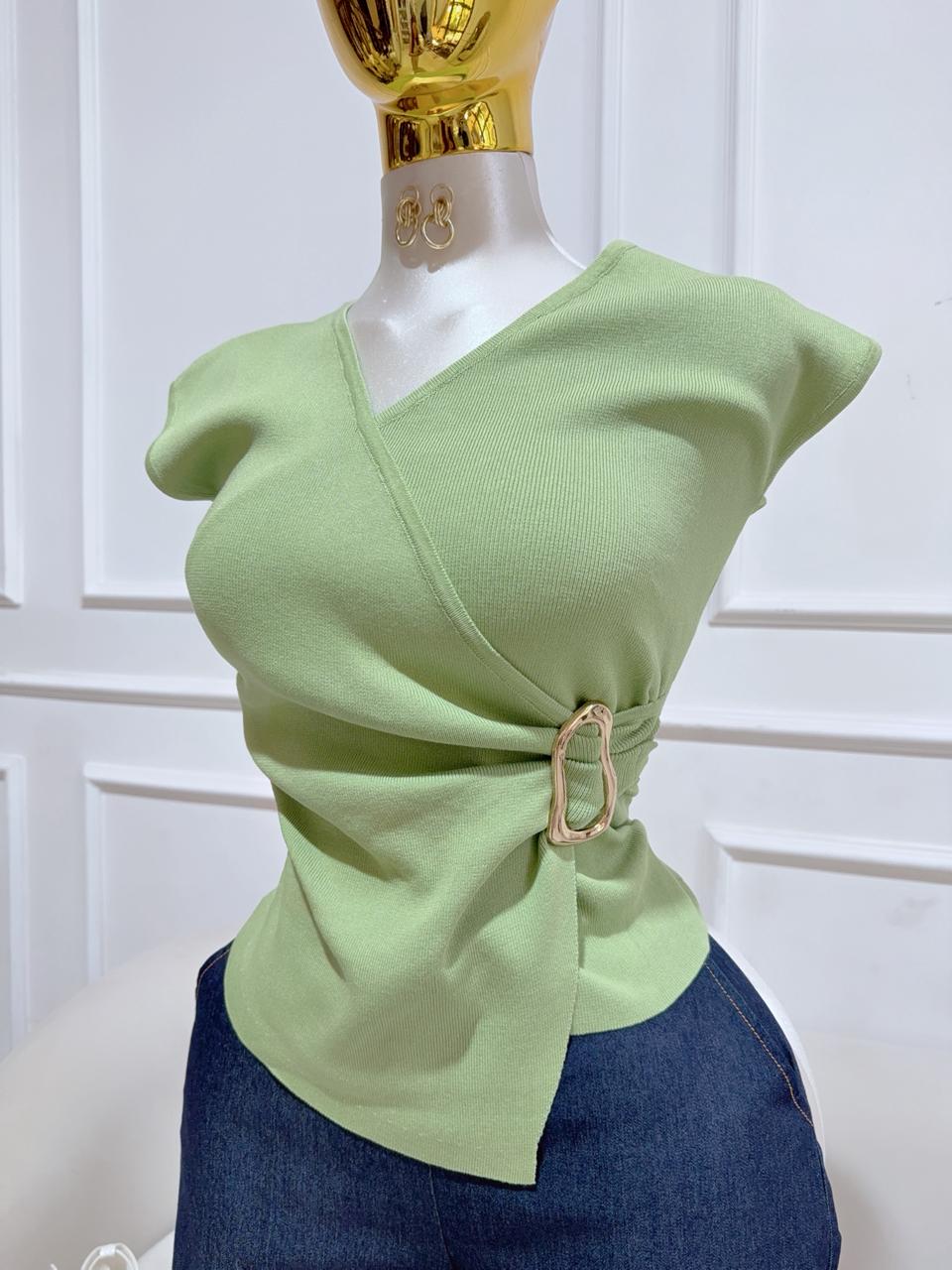 BLUSA VERDE CRUZADA CON HEBILLA SIN MANGA