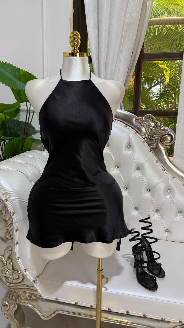 Vestido Corto Negro Detalle Lazo