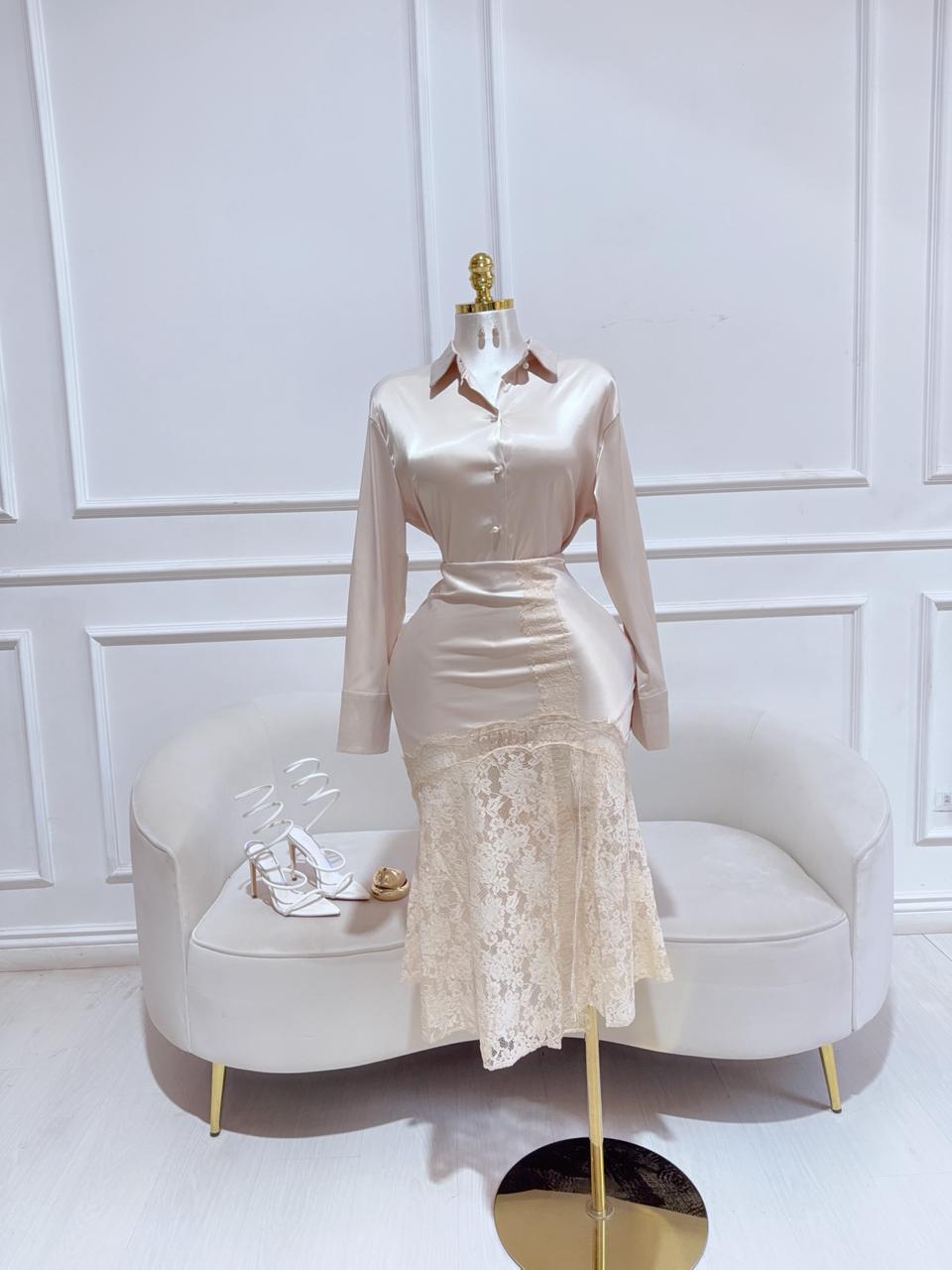CONJUNTO CAMEL FALDA LARGA SATINADA CON ENCAJE