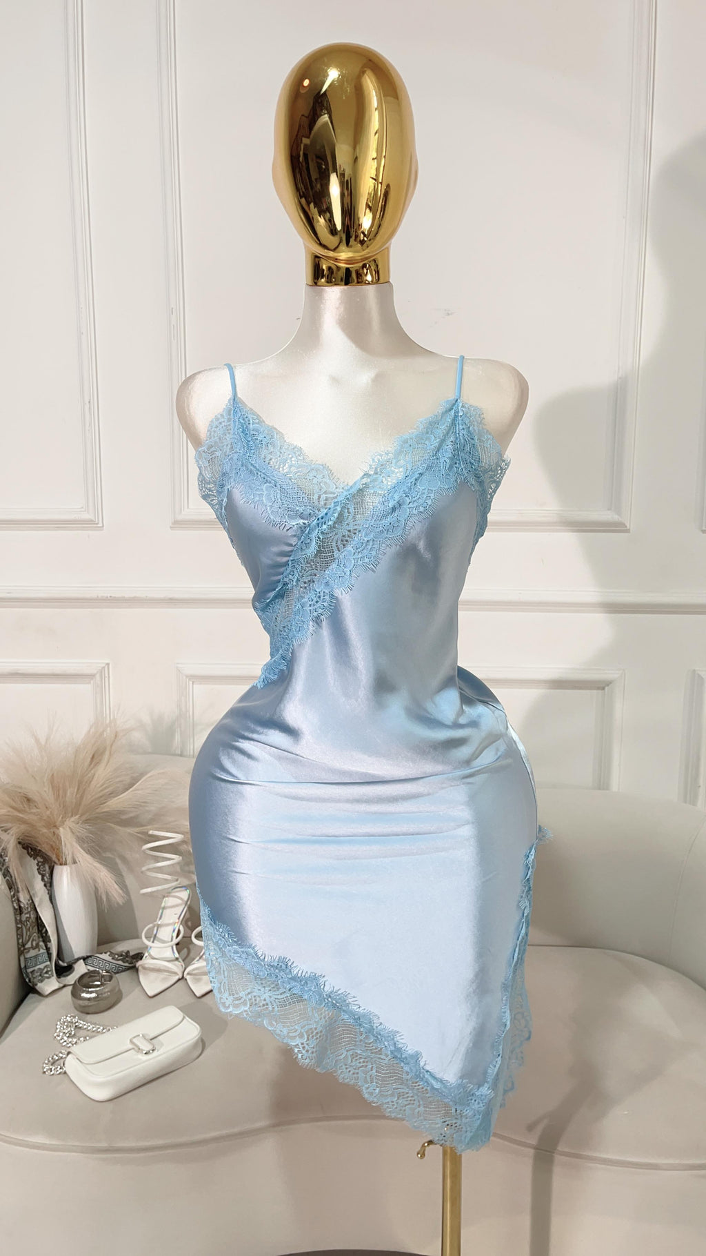 VESTIDO SATIN ENCAJE ASIMETRICO AZUL