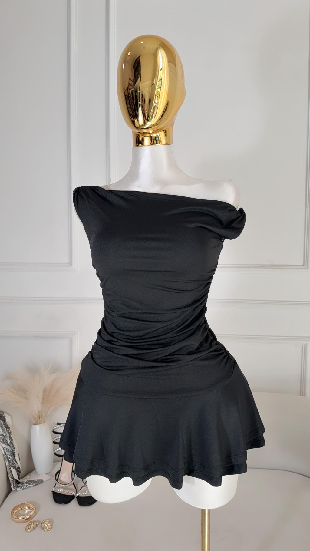 VESTIDO COLOR NEGRO CORTO
