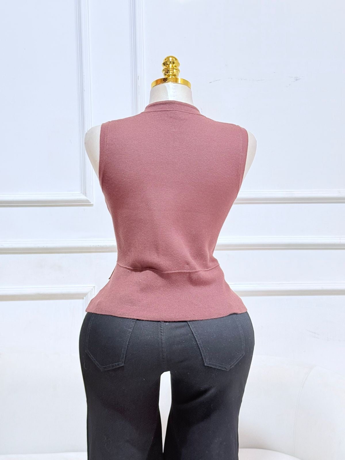 BLUSA CAFÉ DETALLES DORADOS