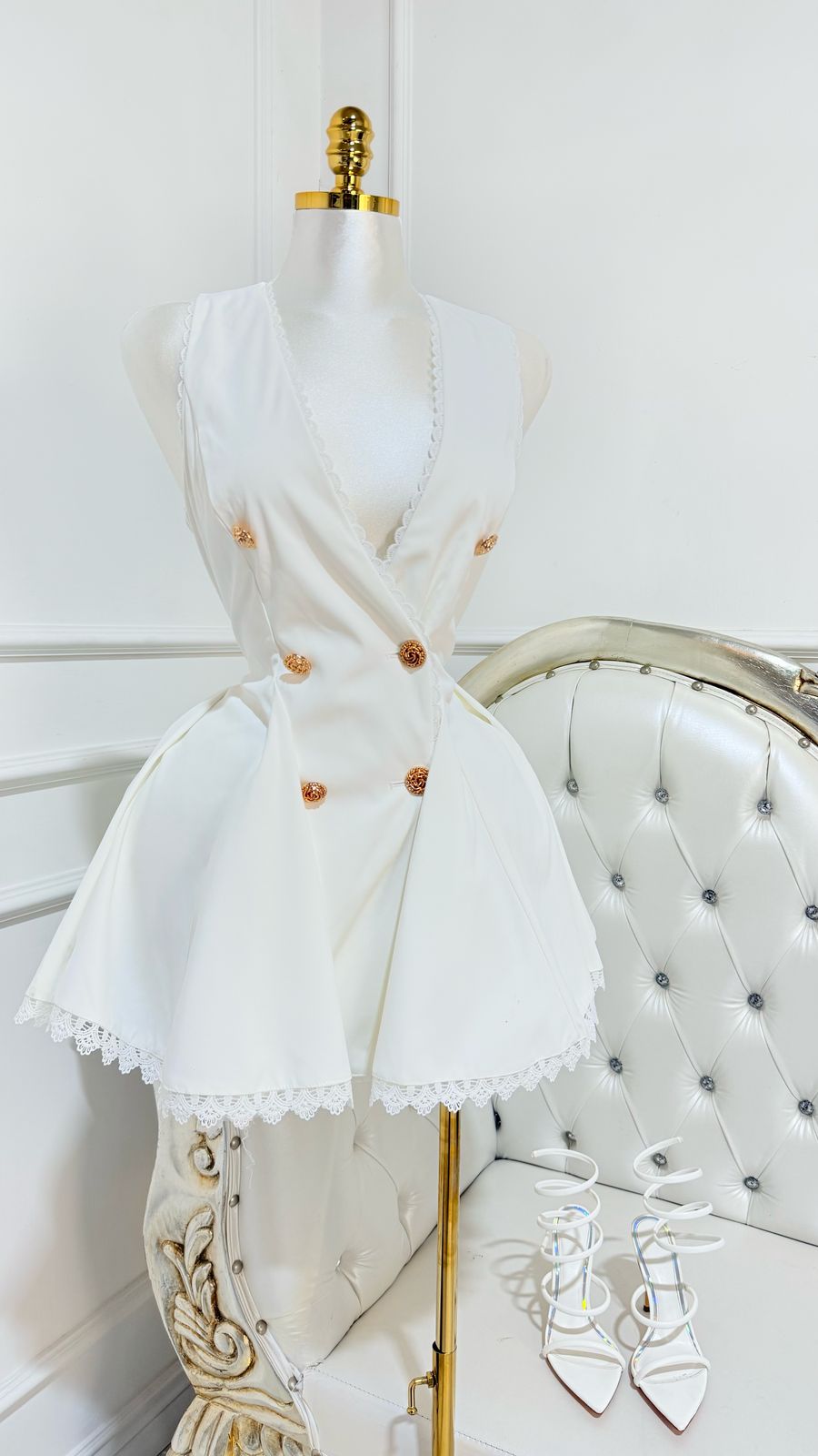 Vestido Corto Blanco Boton Dorado