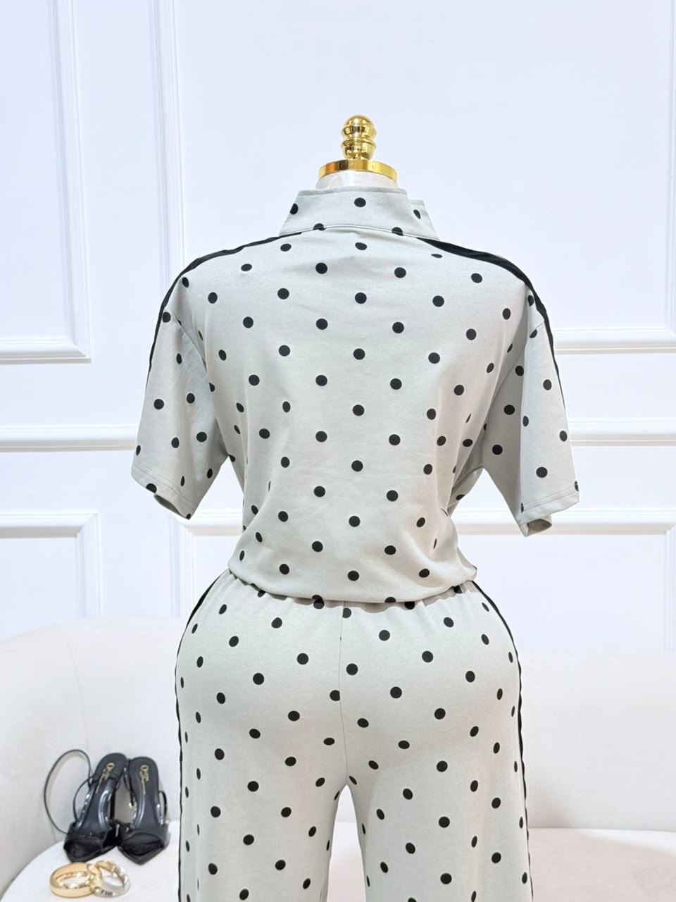 CONJUNTO GRIS LUNARES