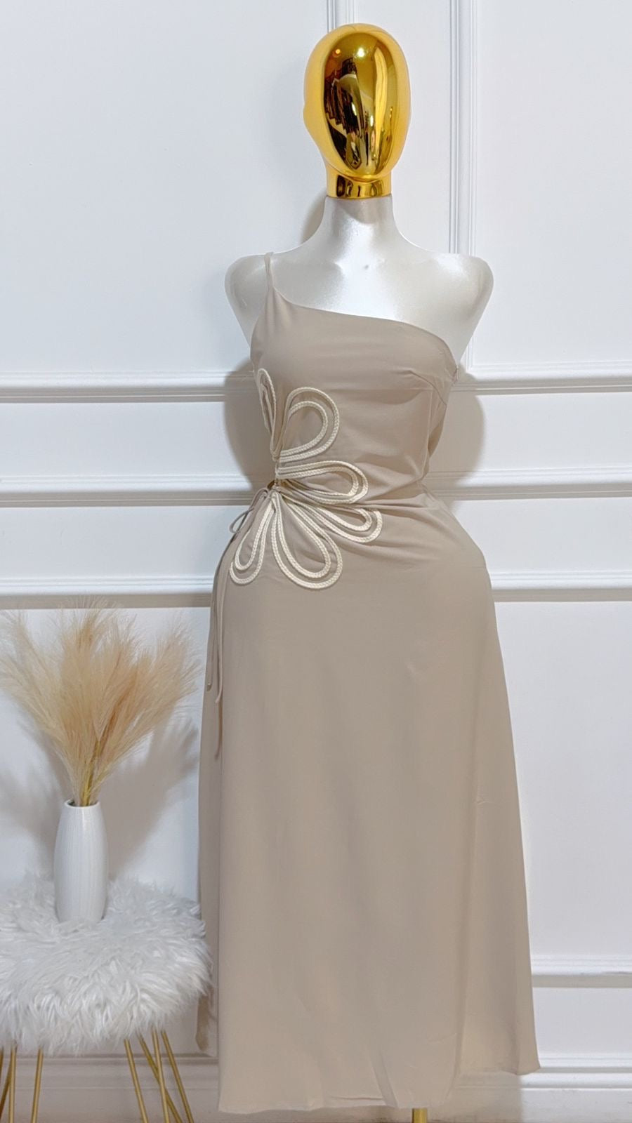 Vestido largo abertura bordado beige