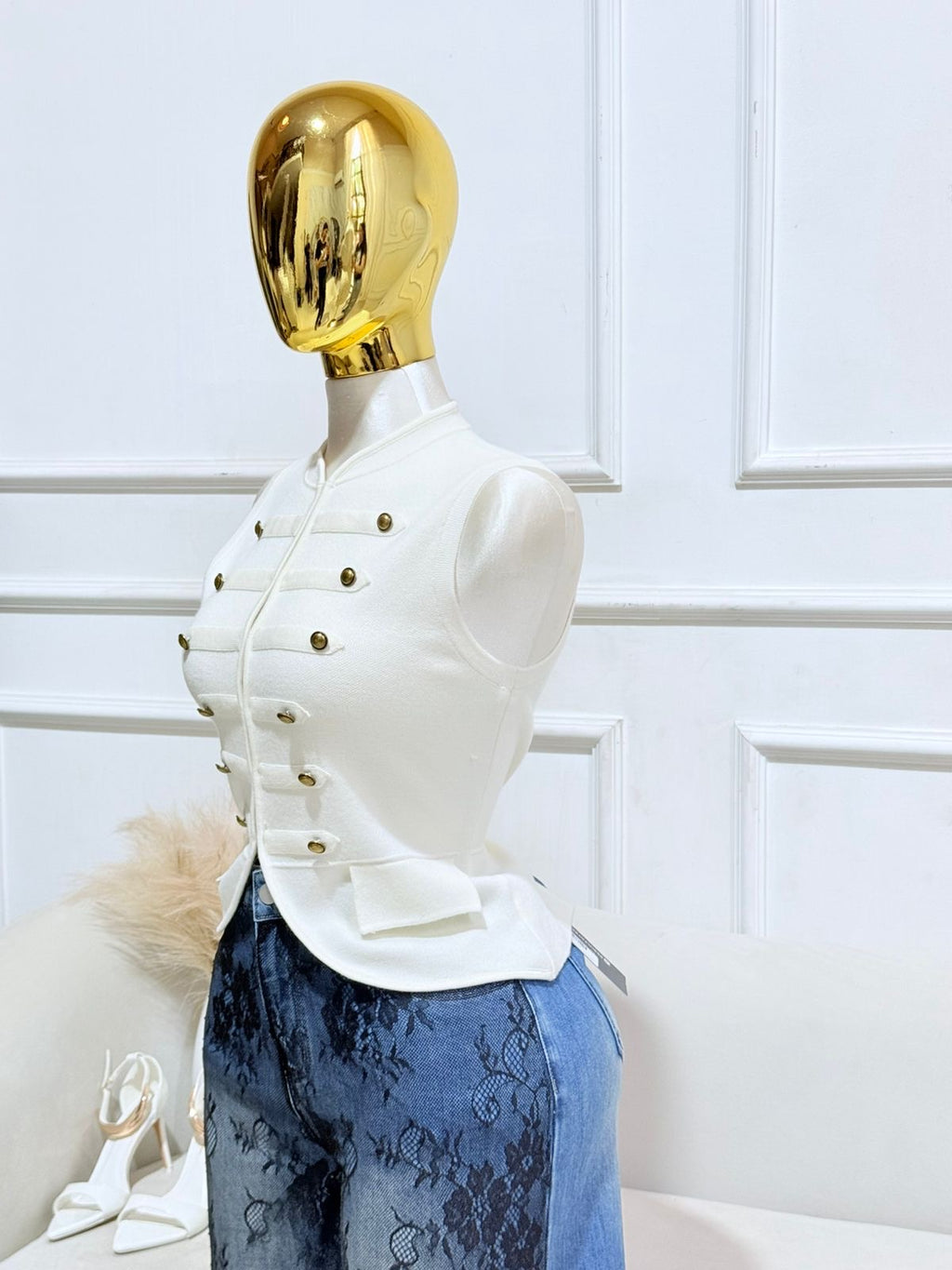 BLUSA BLANCA DETALLE DORADO