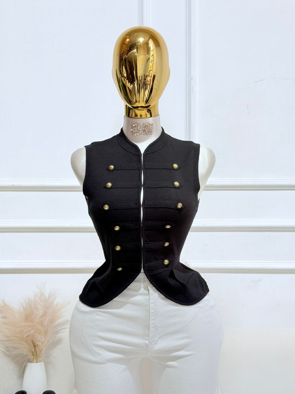 BLUSA NEGRA DETALLE DORADO