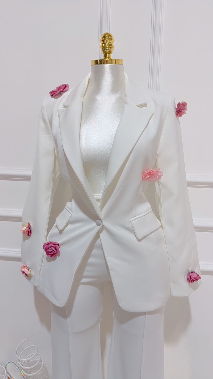 Saco Blanco Detalles Flores Lilas