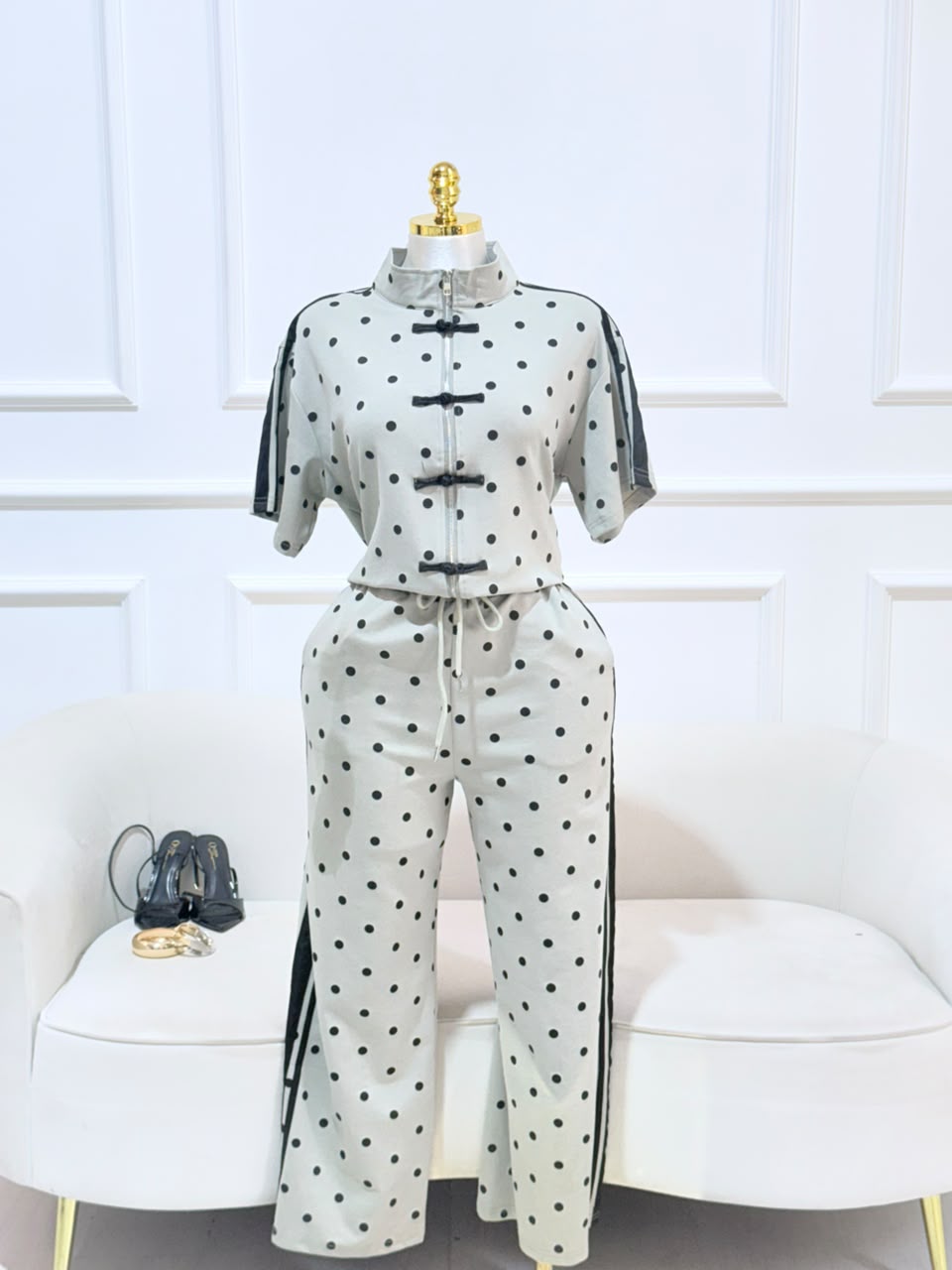 CONJUNTO GRIS LUNARES