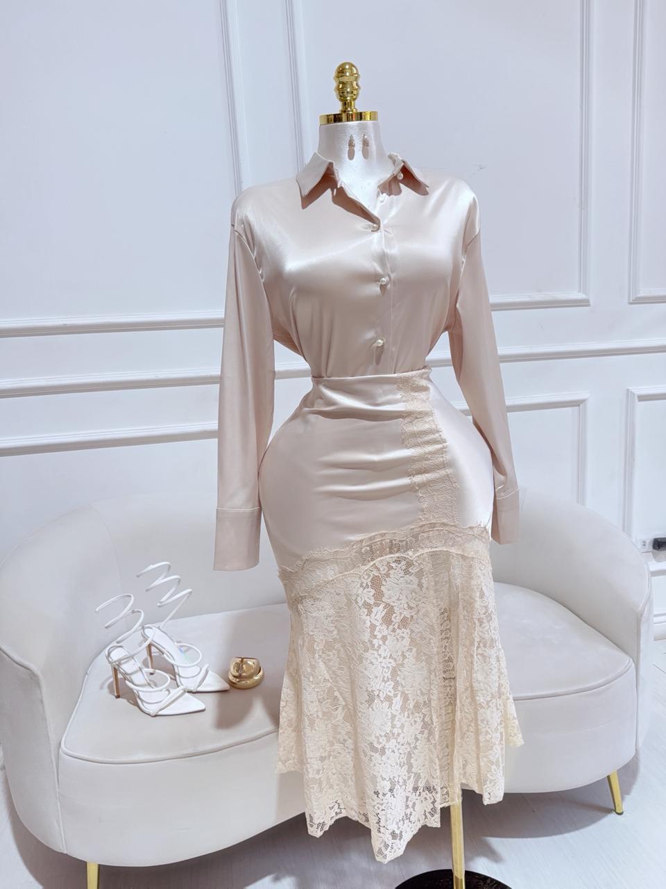 CONJUNTO CAMEL FALDA LARGA SATINADA CON ENCAJE