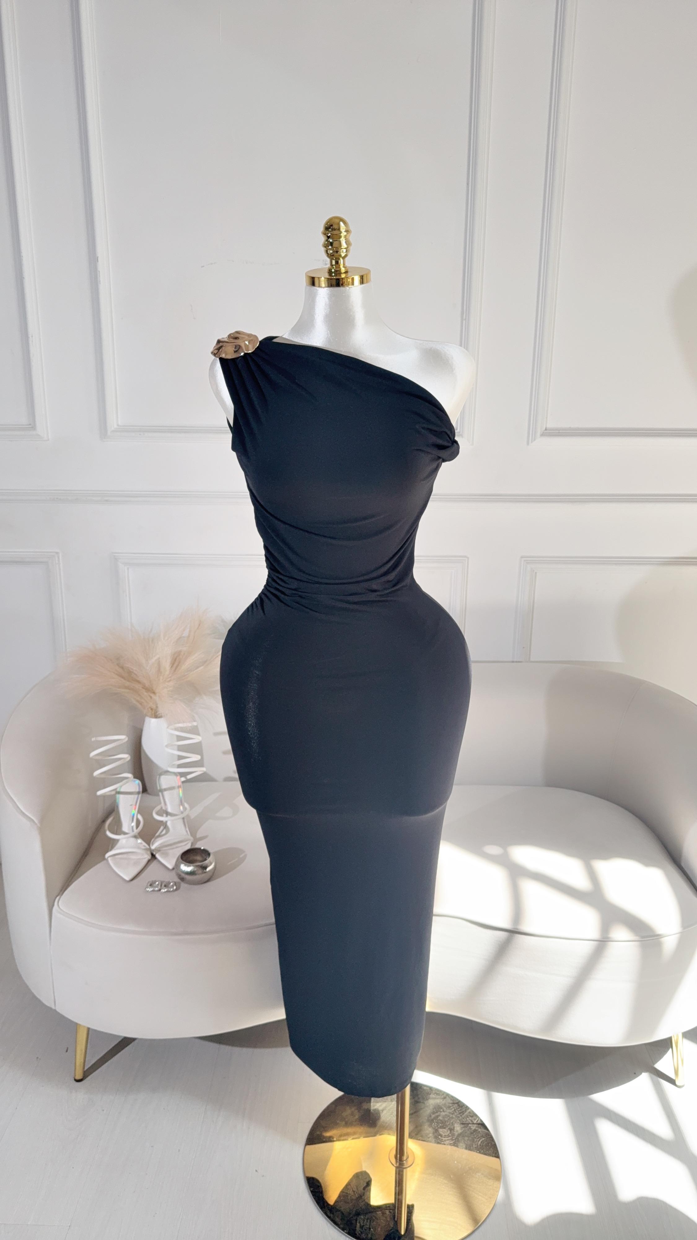 VESTIDO COLOR NEGRO UN TIRANTE