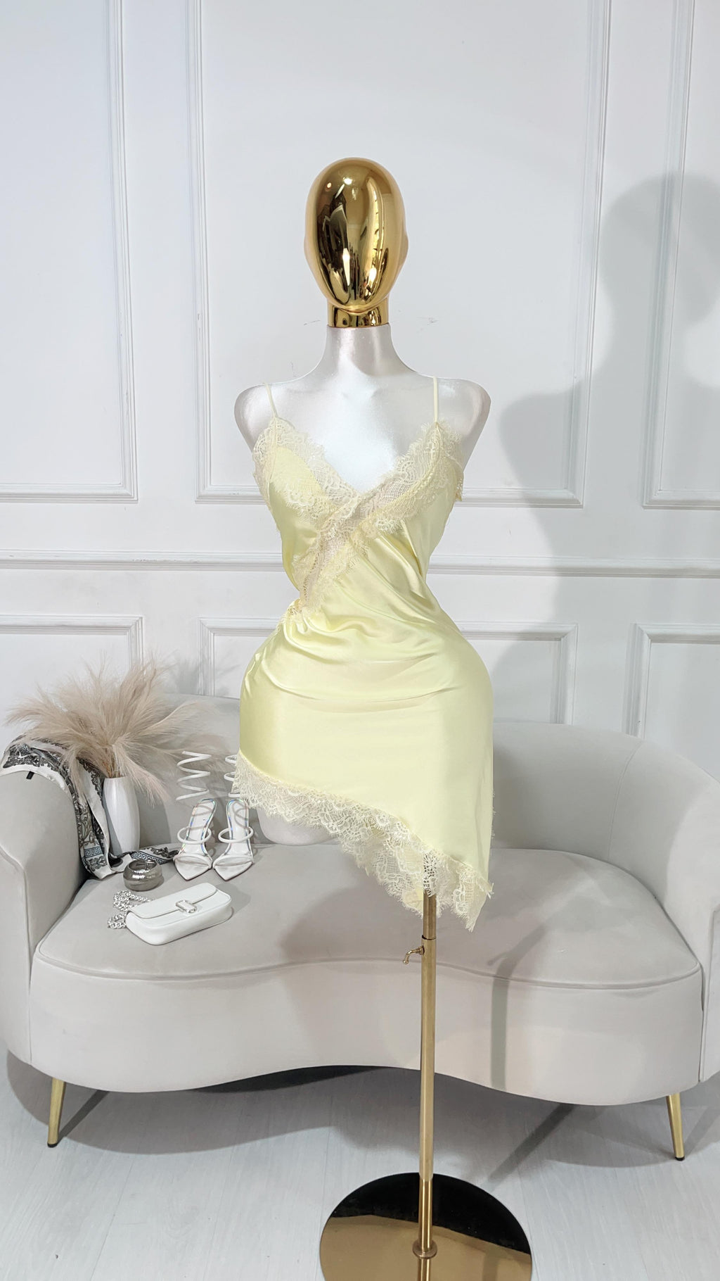 VESTIDO SATIN ENCAJE ASIMETRICO AMARILLO