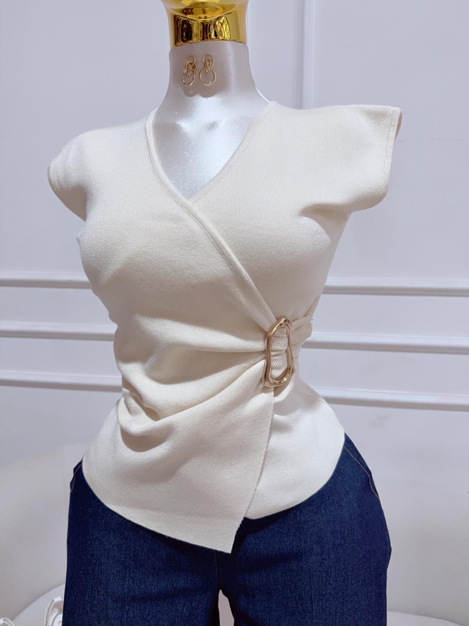 BLUSA BEIGE CRUZADA CON HEBILLA SIN MANGA