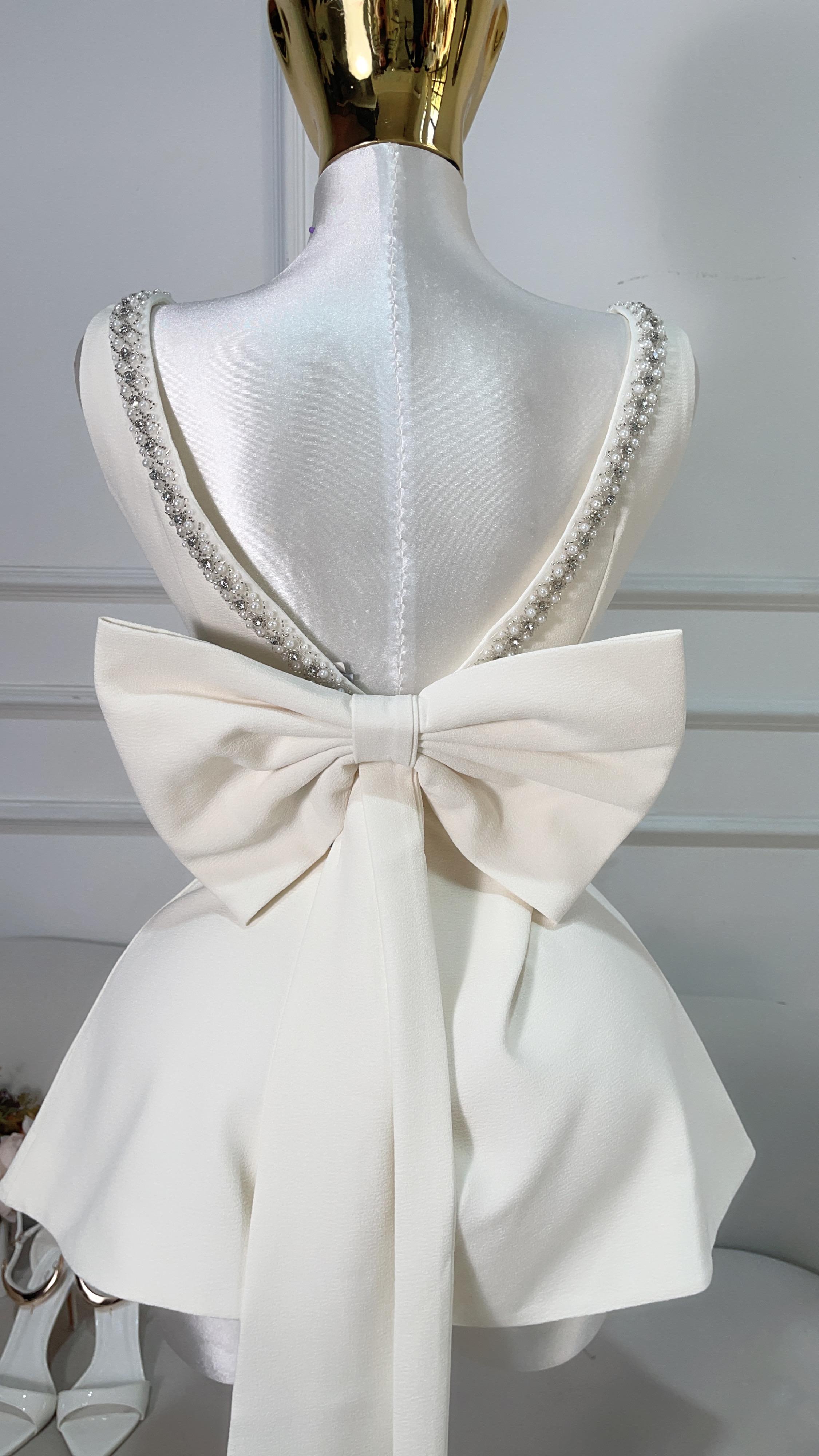 VESTIDO BEIGE CORTO CON BOLITAS